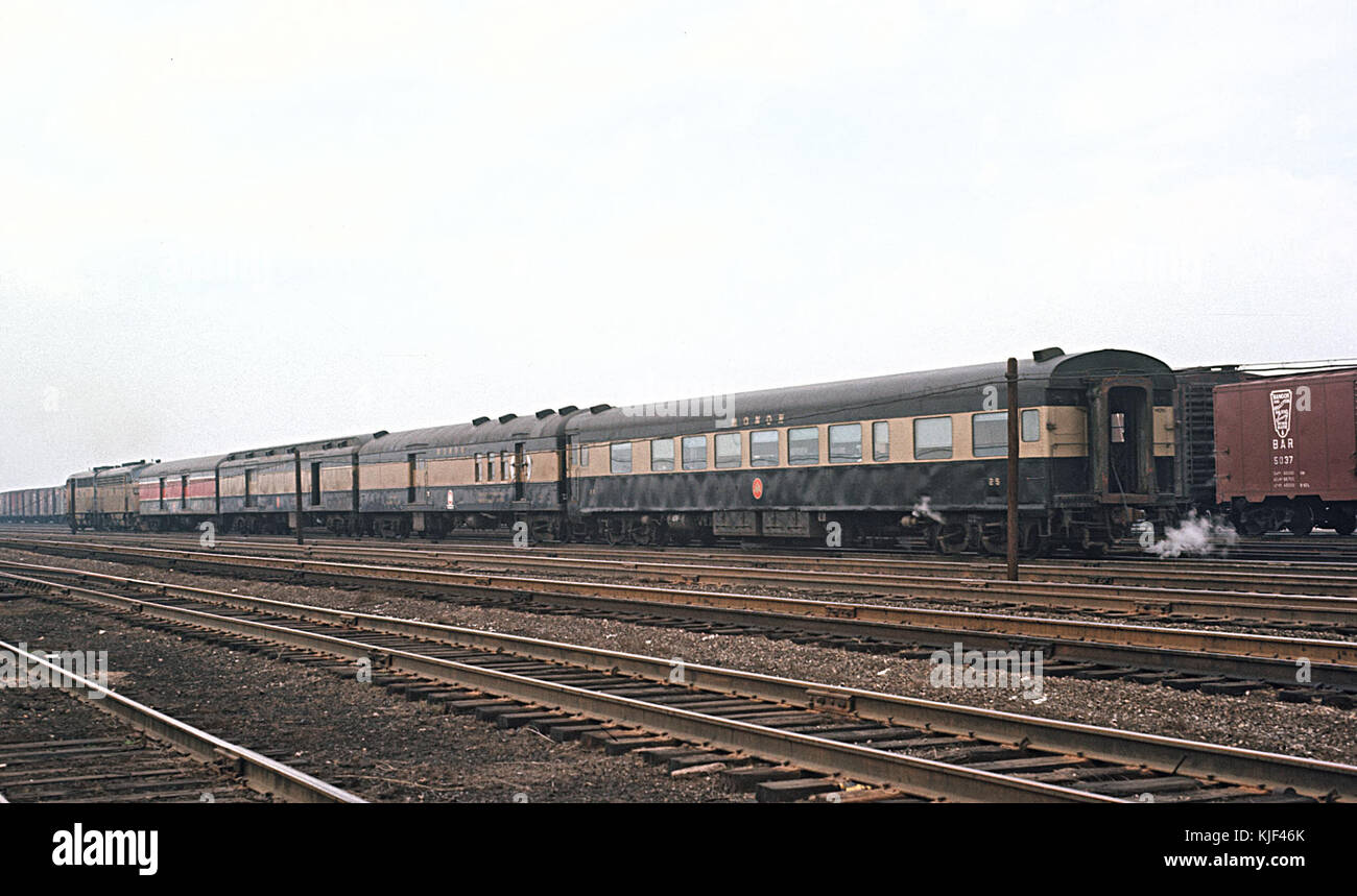 La locomotive MONON F3A 208 tire le train 6, nommé Thoroughbred, à South Chicago en juin 1965, mettant en vedette un moment historique dans le voyage en train. Banque D'Images