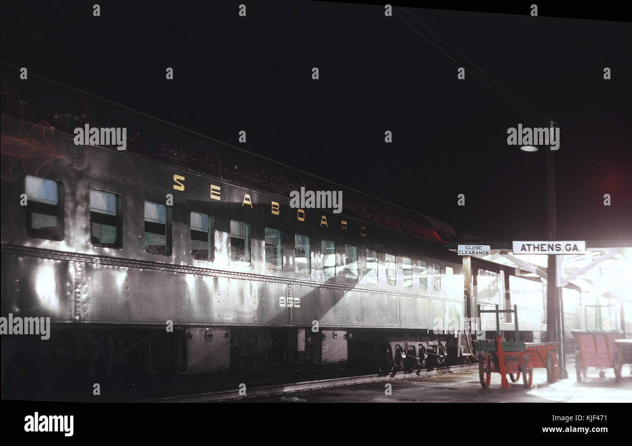 Ligne de côte littoral 4 train arrêté à Athens, GA avec SAL Coach 852 sur l'arrière le 24 novembre 1967 (24460014209) Banque D'Images