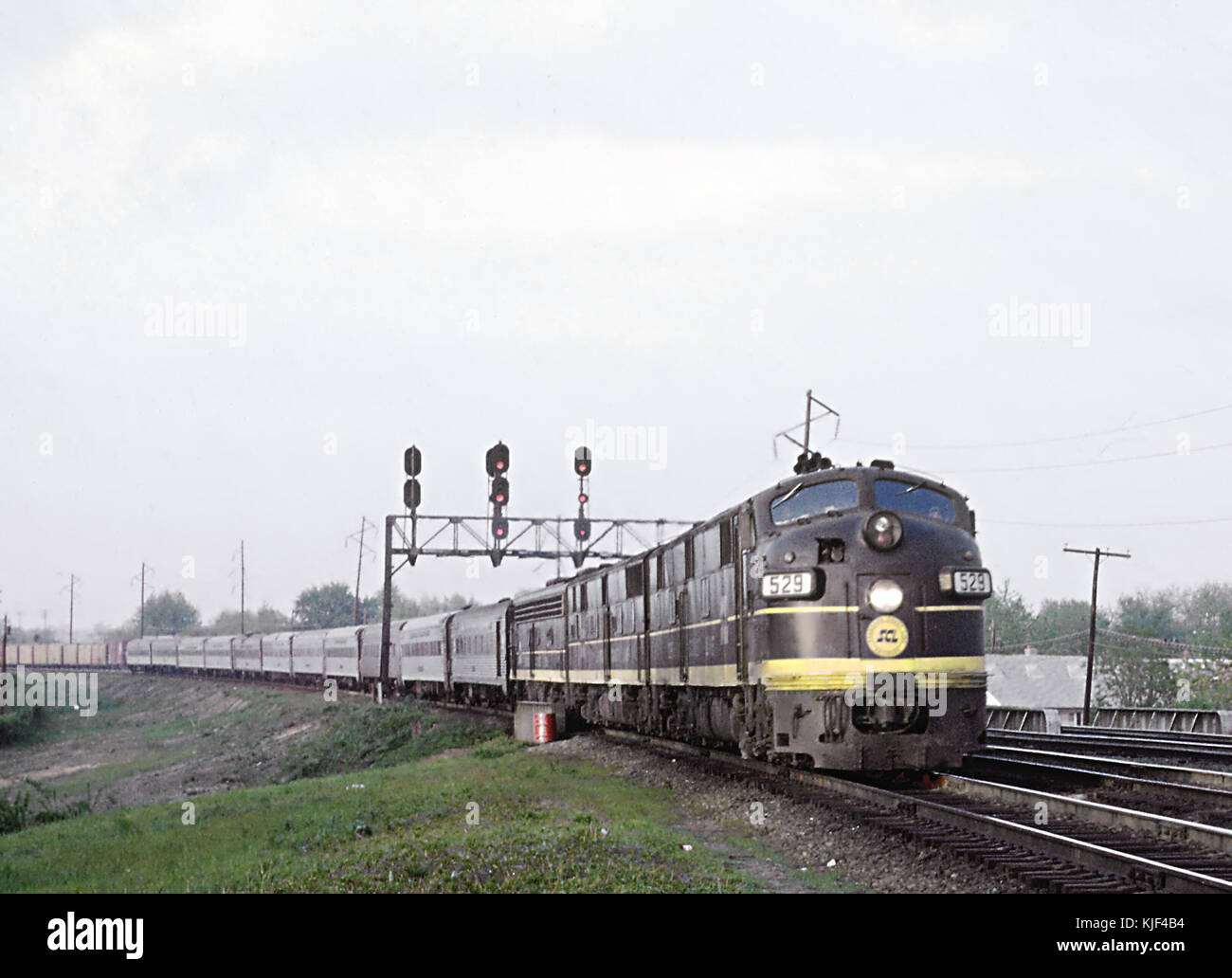Ligne de côte littoral E7A 529 avec RF&P Former 57, le Silver Meteor, arrivant à Alexandria VA Union Station sur Aptril 29, 1969 (26138816165) Banque D'Images