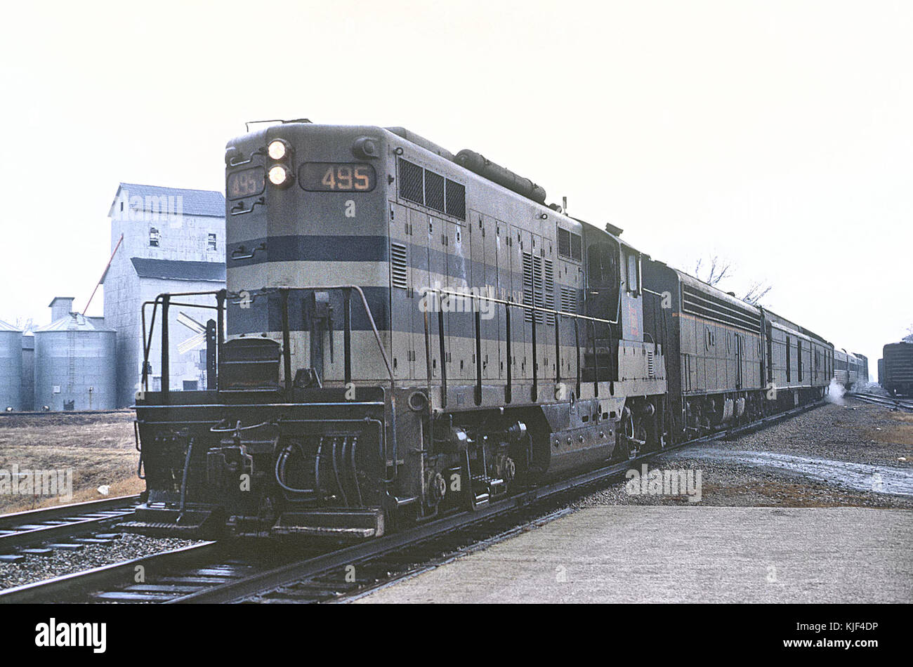 Wabash GP9 495 avec 1 trains, le Wabash Cannon Ball arrive à Tolon, Illinois en février 1964 (23994975641) Banque D'Images
