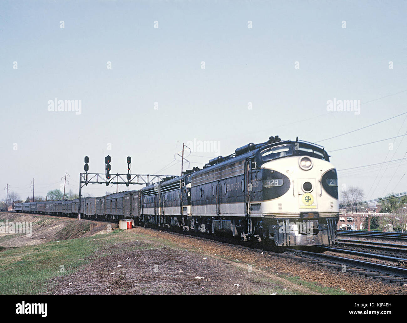 SOU 2928 avec le Train 17, la spéciale de Birmingham arrivant à Alexandria VA la gare Union le 12 avril 1969 (25030973094) Banque D'Images