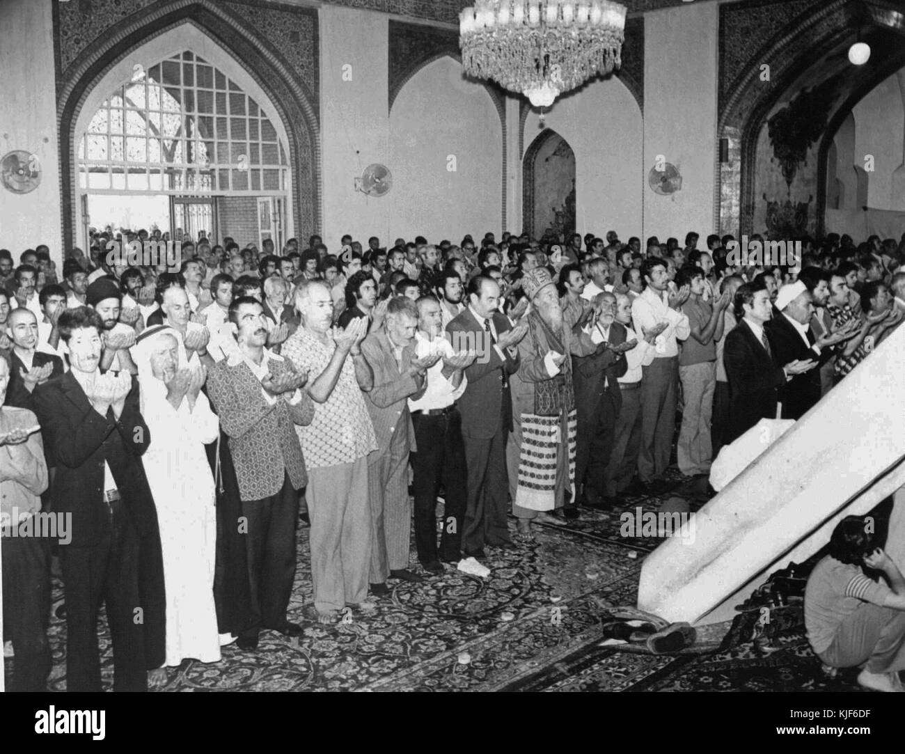 Une photographie prise lors du Salat al Eid al Fitr, une importante cérémonie de prière islamique tenue le 25 septembre 1976 à Téhéran. L'image capture l'atmosphère solennelle des prières de l'Aïd alors que les musulmans se rassemblaient dans la ville pour cet événement religieux. Banque D'Images