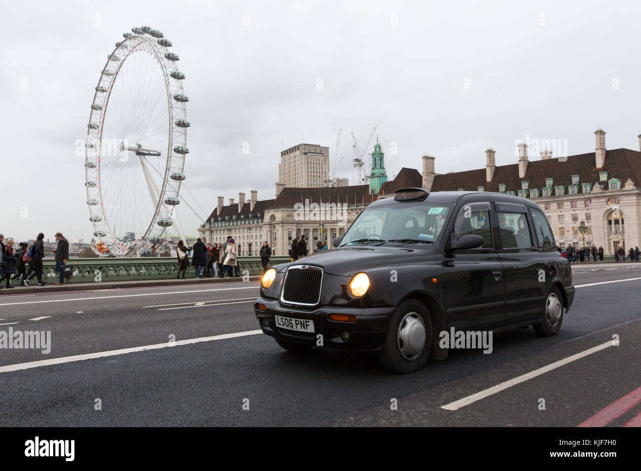 London black cab de Westminster Bridge London Eye avec en arrière-plan - Londres, Royaume-Uni Banque D'Images