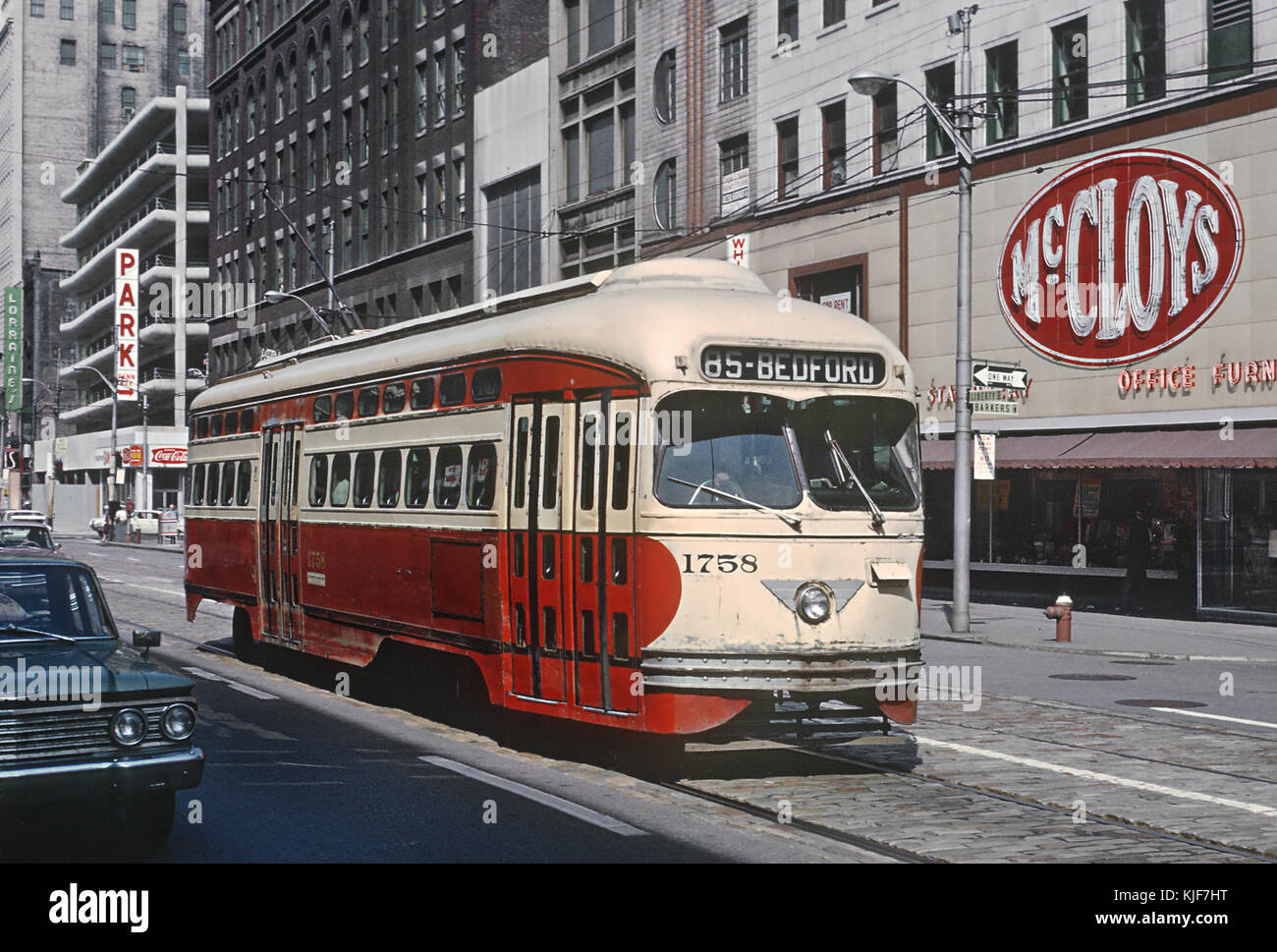 Le PAAC PCC 1758, une voiture sur Bedford 85, avenue de la liberté à Barker Place au centre-ville de Pittsburgh le 27 juin 1965 (26825673606) Banque D'Images