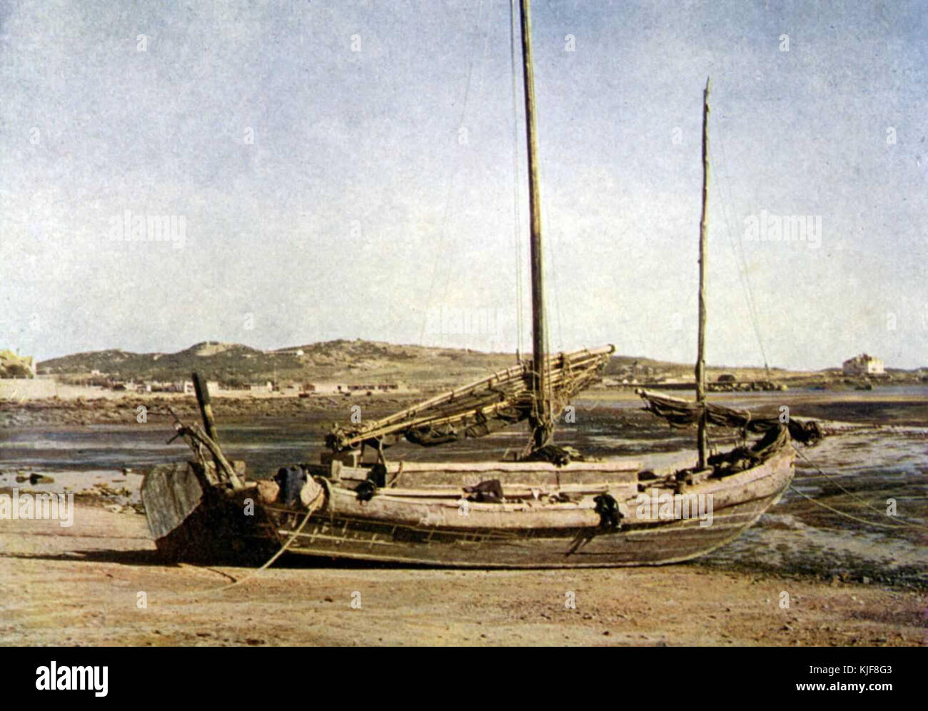 Une image historique de jonques chinoises dans la baie de Tsingtau, représentant des bateaux traditionnels chinois dans un cadre côtier. Banque D'Images