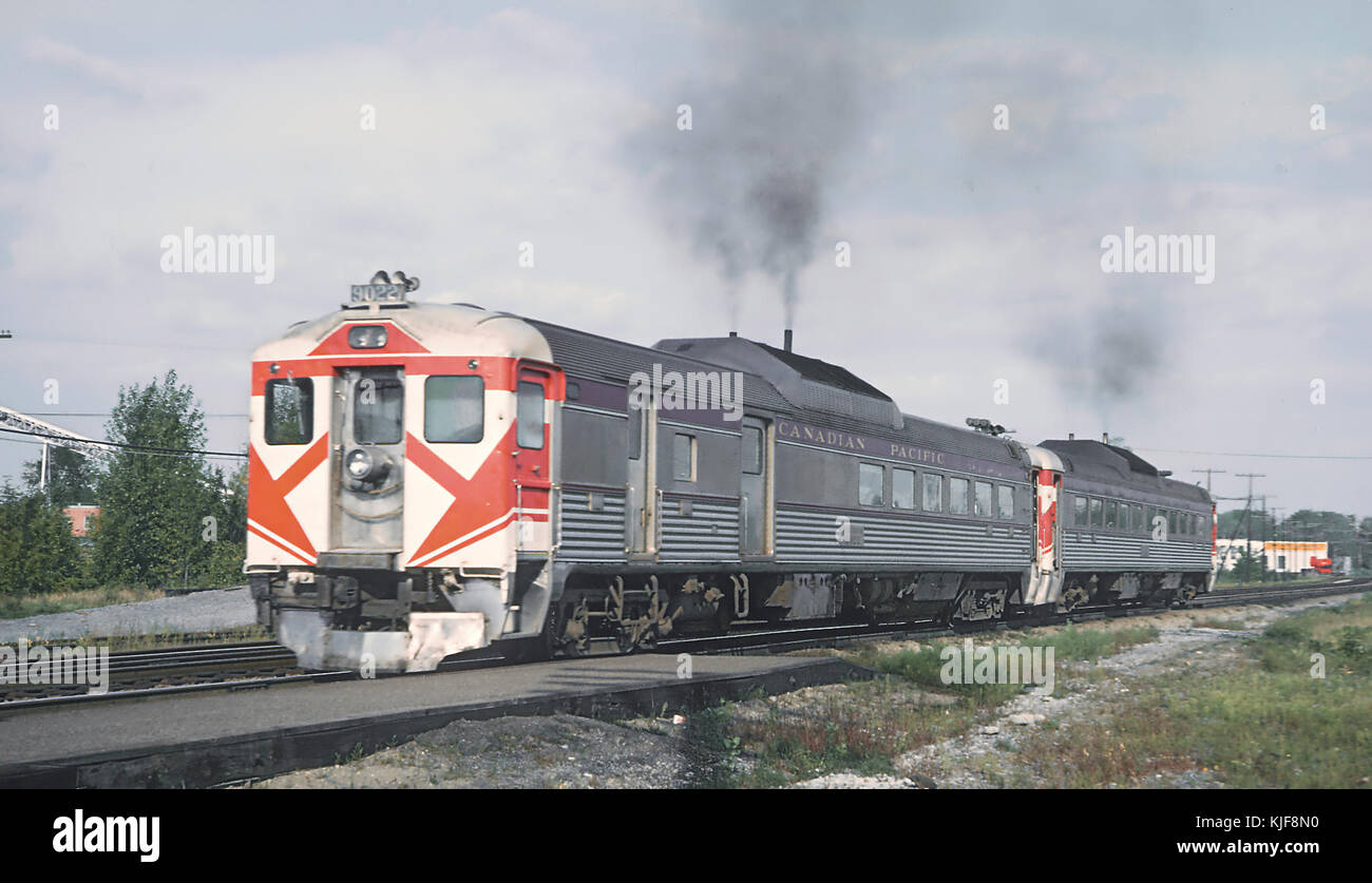 Le Canadien Pacifique en direction est (loin de la caméra) RDC ruissellement local de Ste Anne de Montréal à Dorval, Québec, le 6 septembre 1965 (34199460871) Banque D'Images