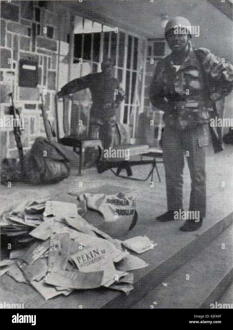 Des soldats congolais avec la propagande chinoise Banque D'Images