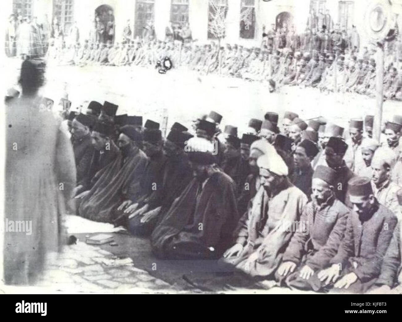 Cette image représente une grande congrégation pendant les prières de l’Aïd ul Fitr à la Grande Mosquée d’Ourmia en 1926, mettant en valeur l’importance religieuse et culturelle de cet événement pour la communauté musulmane. Banque D'Images