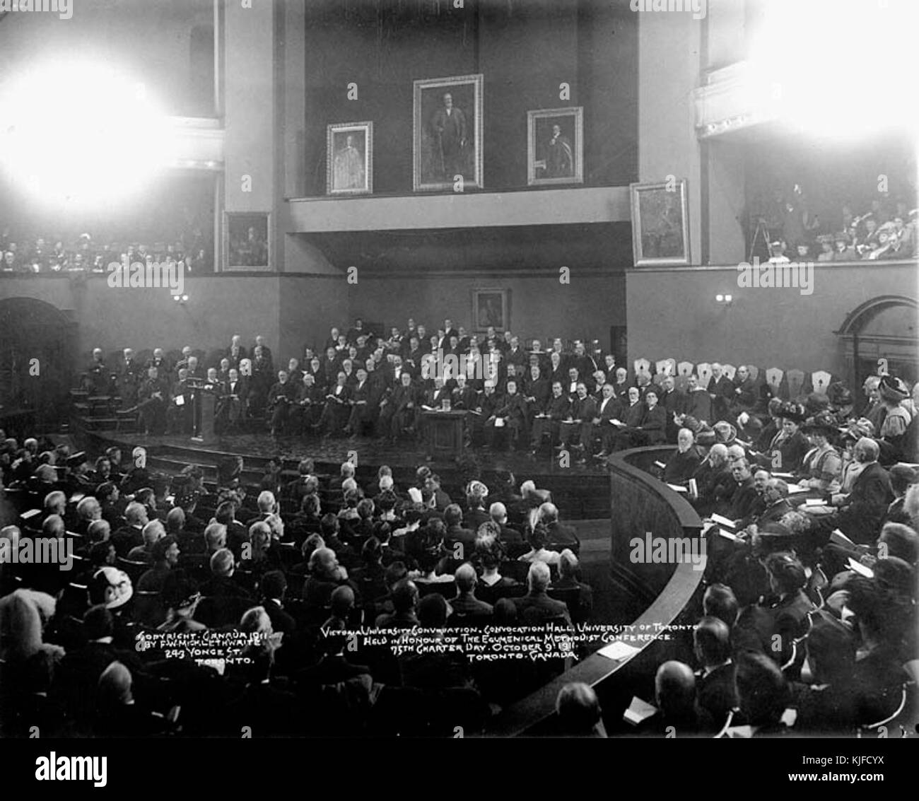 Une photographie officielle de la cérémonie de convocation à l'Université Victoria, salle de convocation de l'Université de Toronto, illustrant le cortège universitaire et les traditions universitaires. Banque D'Images