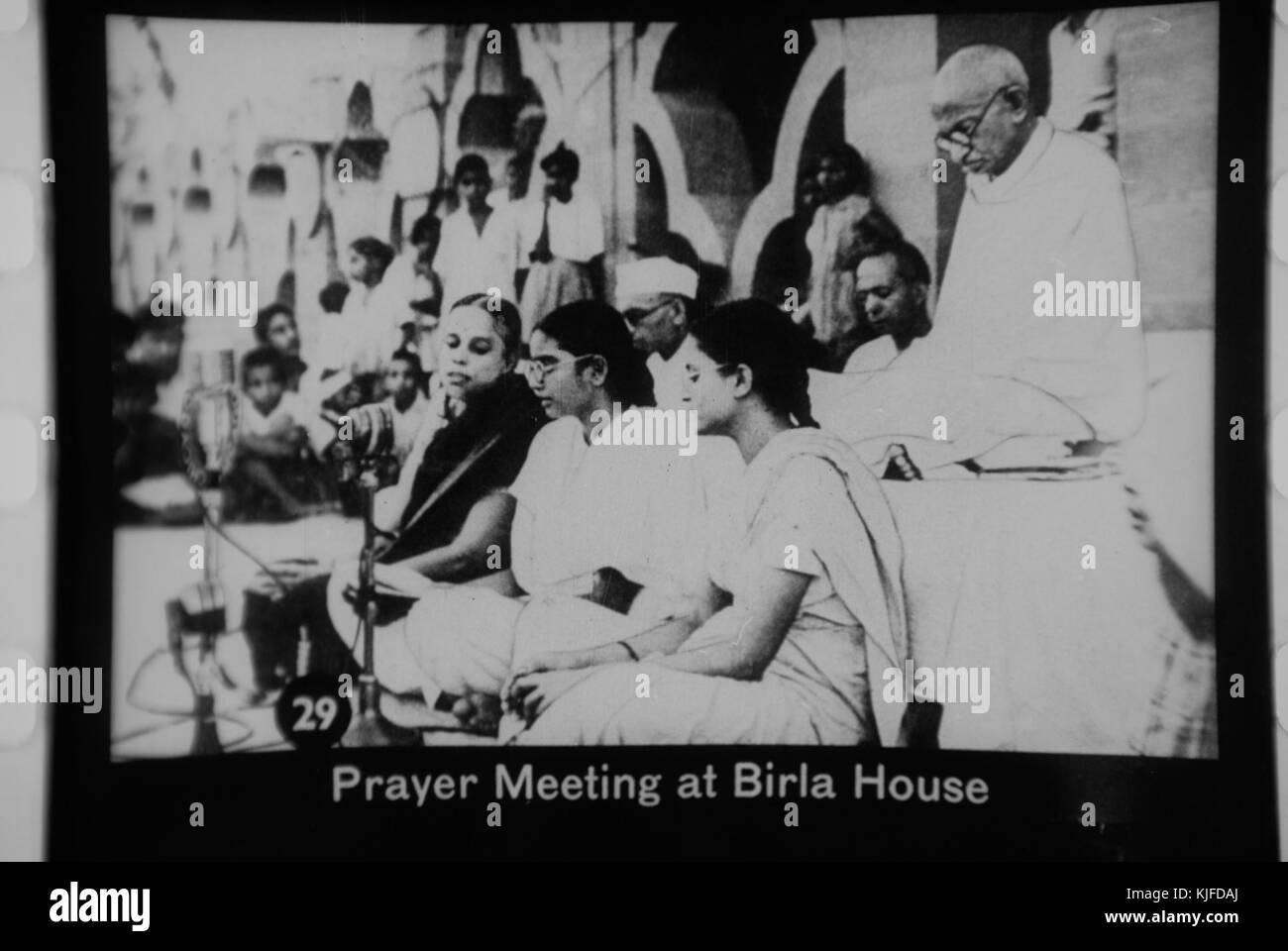 Cette photographie capture une réunion de prière à Birla House à New Delhi, en Inde, où Mahatma Gandhi, un leader clé du mouvement indépendantiste indien, a mené des discussions et des prières avec ses partisans. Banque D'Images