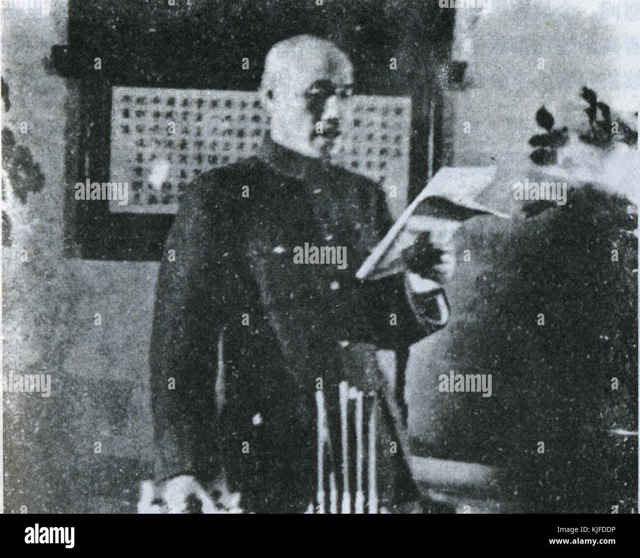 Cette photographie de 1946 montre le général Chiang Kaï-chek, chef de la République de Chine, dans un moment important de l'après-guerre. L'image reflète son rôle dans l'histoire politique et militaire de la Chine au milieu du XXe siècle. Banque D'Images