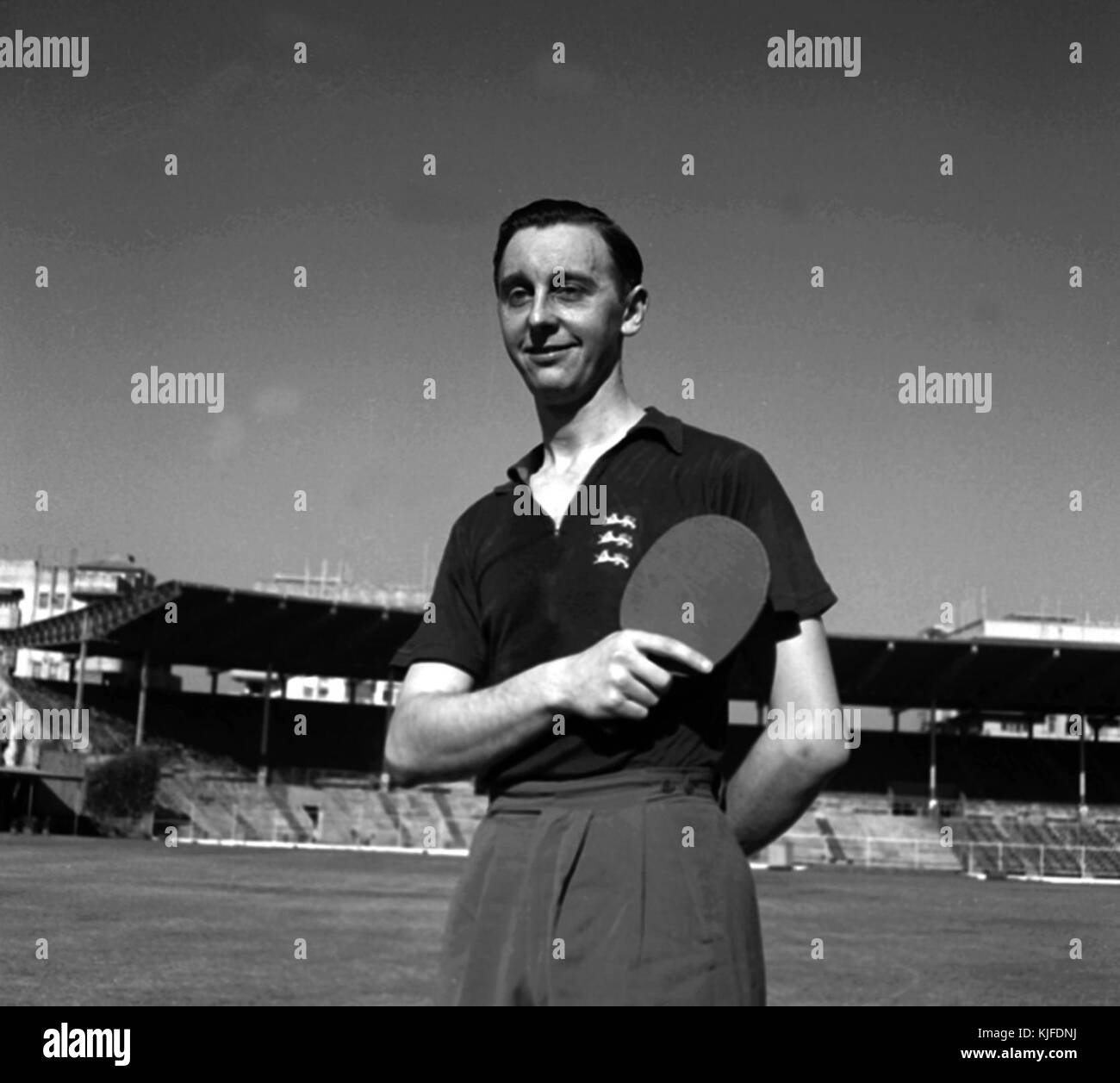 Johnny Leach était une figure éminente du tennis de table, connu pour ses réalisations dans le sport au cours du XXe siècle. Il était particulièrement célèbre pour ses contributions au développement du tennis de table anglais et ses succès dans les compétitions internationales. Banque D'Images