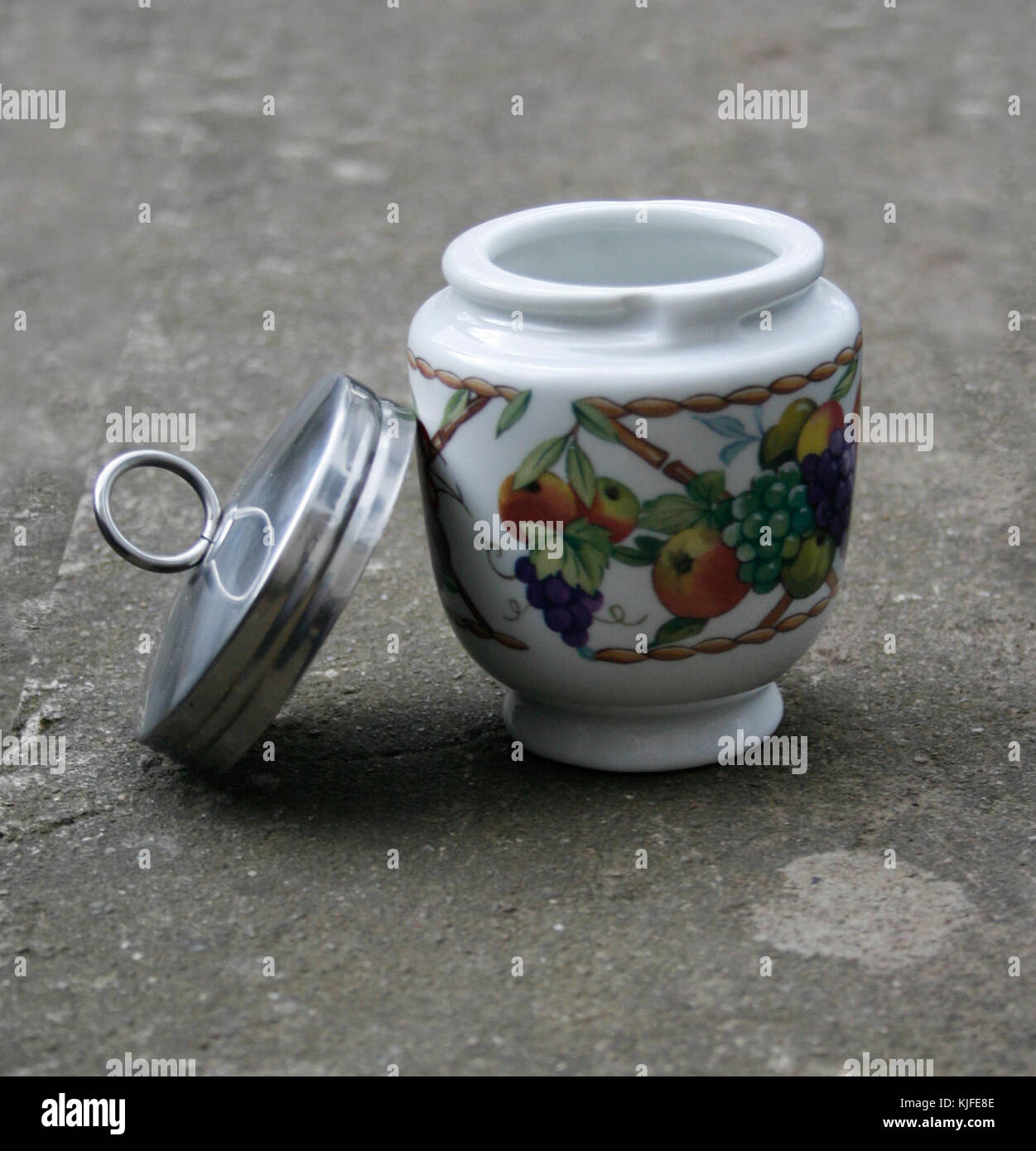 Un chaudler aux œufs est un ustensile de cuisine utilisé pour cuire les œufs doucement dans de l'eau juste en dessous du point d'ébullition, couramment utilisé au XIXe et au début du XXe siècle pour la cuisson délicate. Banque D'Images