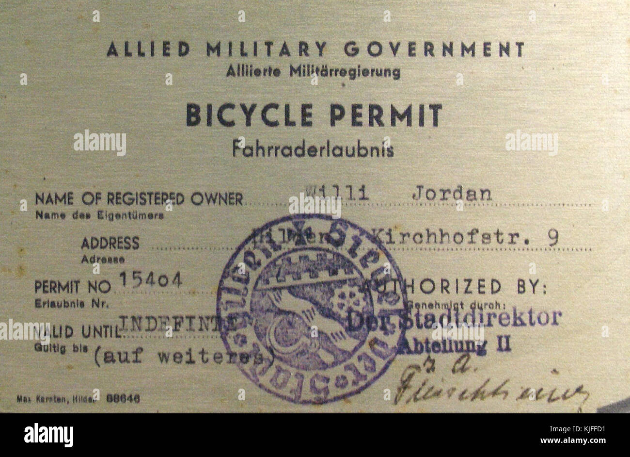 Ce document montre un permis de vélo délivré par le gouvernement militaire allié en Allemagne en 1946, après la IIe Guerre mondiale. Il représente la période réglementaire d'après-guerre en Allemagne occupée. Banque D'Images