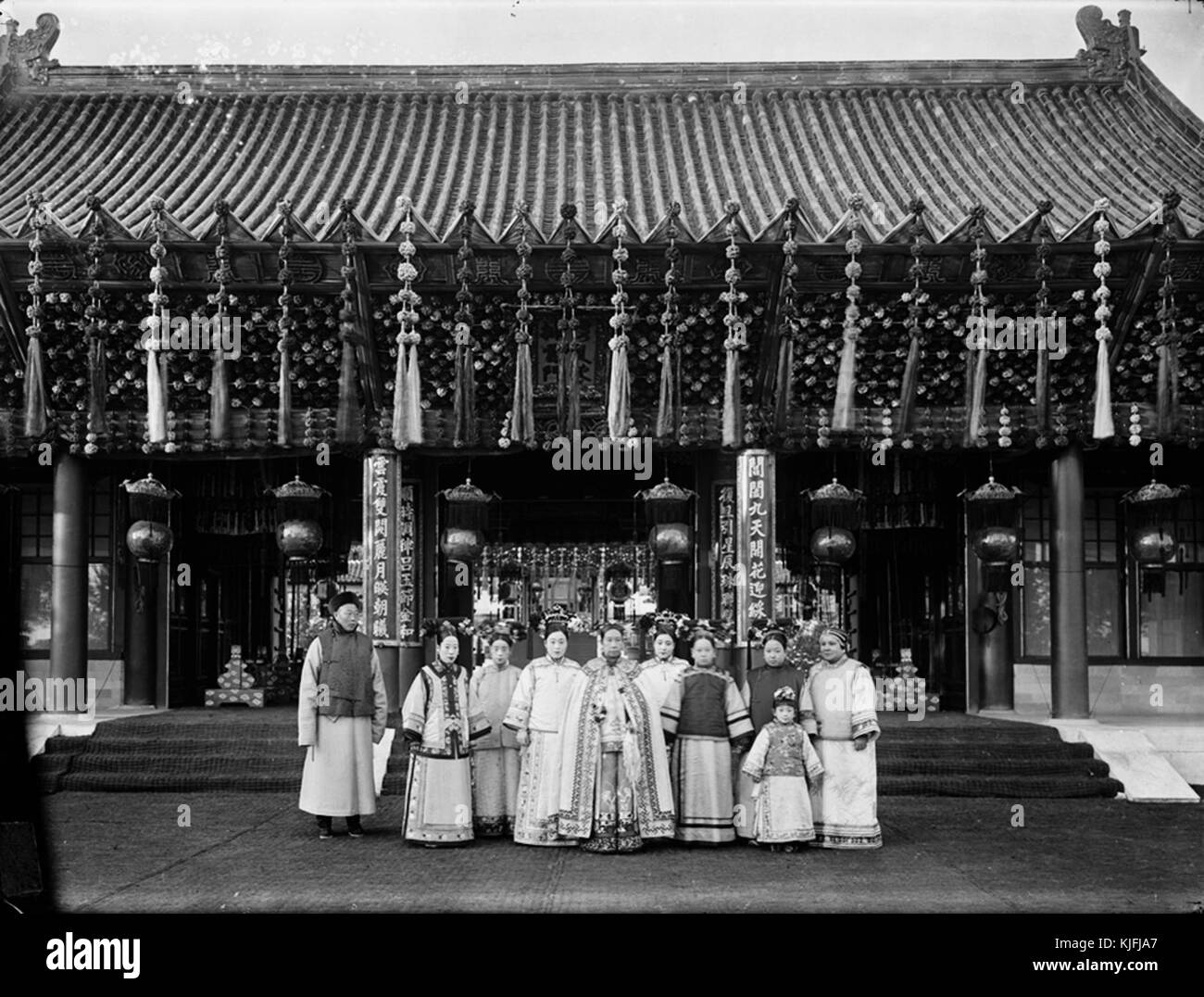 La Dynastie Qing Imperial, Cixi, Impératrice douairière de Chine avec accompagnateur Banque D'Images