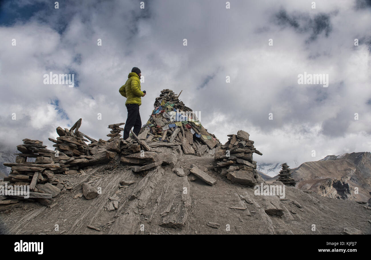 Trekker au sommet d'une montagne, le circuit de l'Annapurna, Népal Banque D'Images