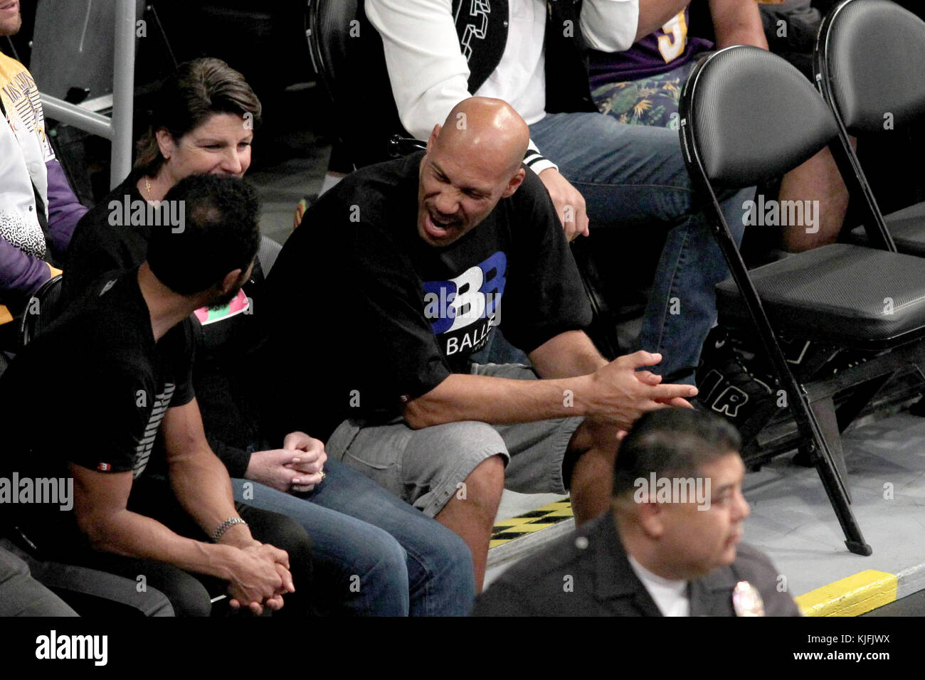 Dimanche 22 octobre 2017 ; Celebs Out au match des Lakers. Les Pelicans de la Nouvelle-Orléans ont battu les Lakers de Los Angeles par le score final de 119-112 au Staples Center de Los Angeles, CA. Featuring : Lavar Ball où : Pasadena, Californie, États-Unis When : 23 Oct 2017 crédit : WENN.com Banque D'Images