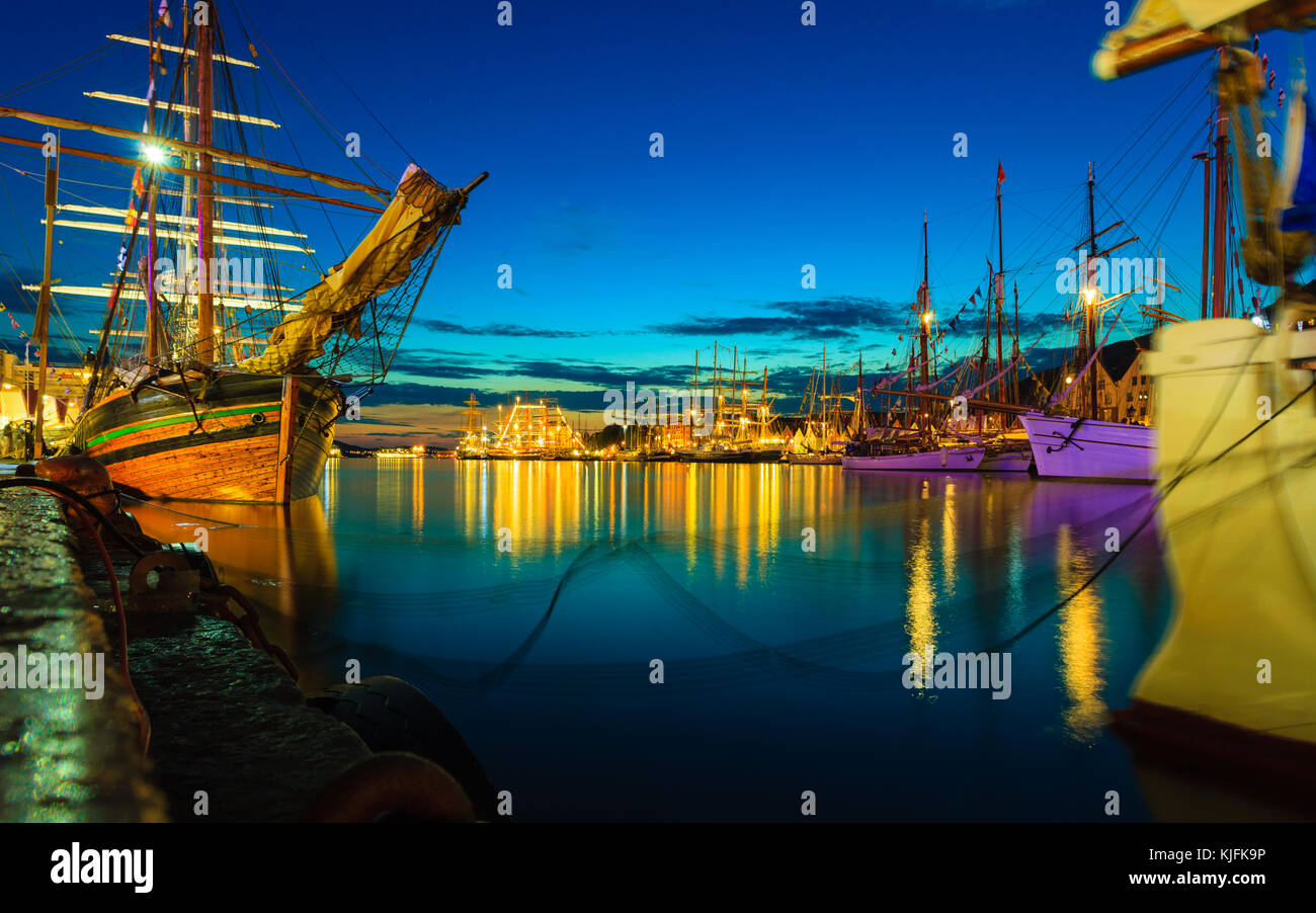 Voiliers dans le port lors de la Tall Ships Races Bergen, Norvège. Vue de nuit Banque D'Images