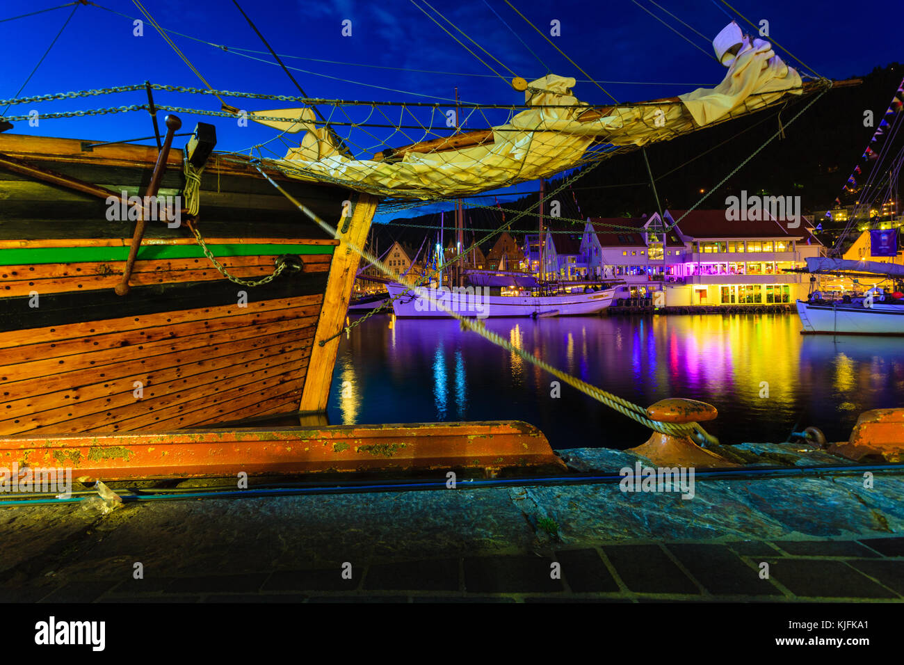 Voiliers dans le port lors de la Tall Ships Races Bergen, Norvège. Vue de nuit Banque D'Images