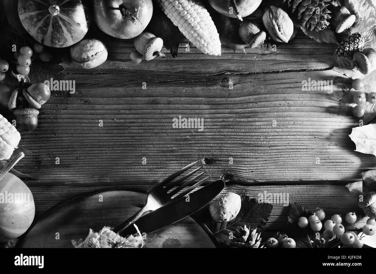 Image en noir et blanc. de grâce de fond avec la chute de neige d'or. citrouilles et divers fruits d'automne. cadre avec des ingrédients de saison dans thanksgi Banque D'Images