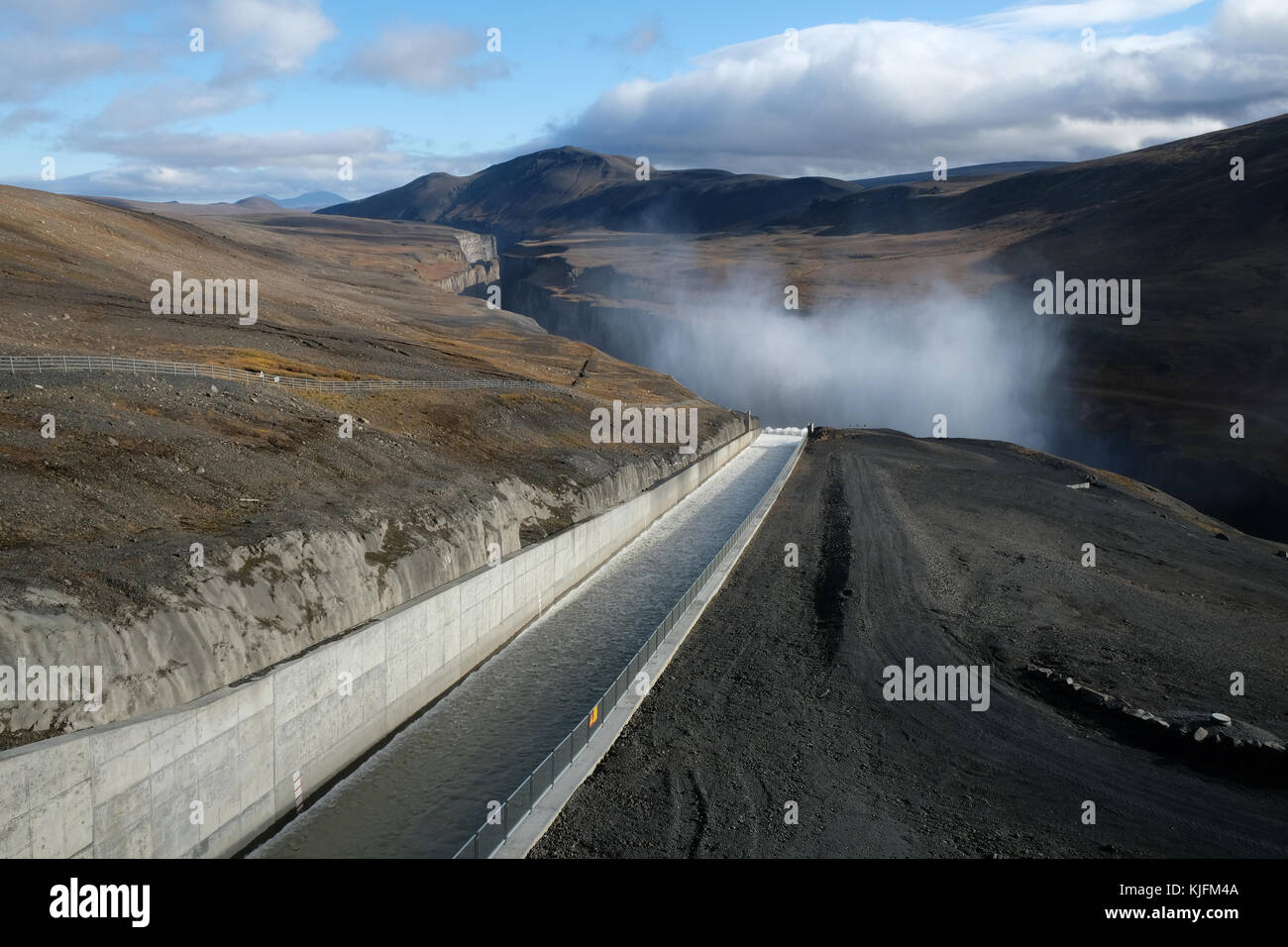 Rejet d'eau du barrage en raison de fortes précipitations qui s'écoulent dans le canyon de Hafrahvammagljufur de la centrale hydroélectrique de Karahnjukar (Karahnjukavirkjun), Islande orientale Banque D'Images