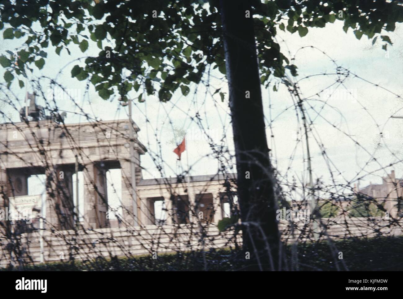 Vue de Berlin est, vu à travers les barbelés le long de la frontière entre Berlin Est et Berlin