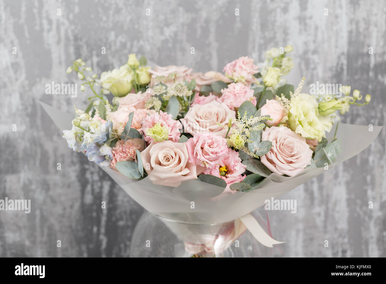 Beau bouquet de fleurs dans un vase sur la table en bois. le travail du  fleuriste dans un magasin de fleurs de plastique givré Photo Stock - Alamy