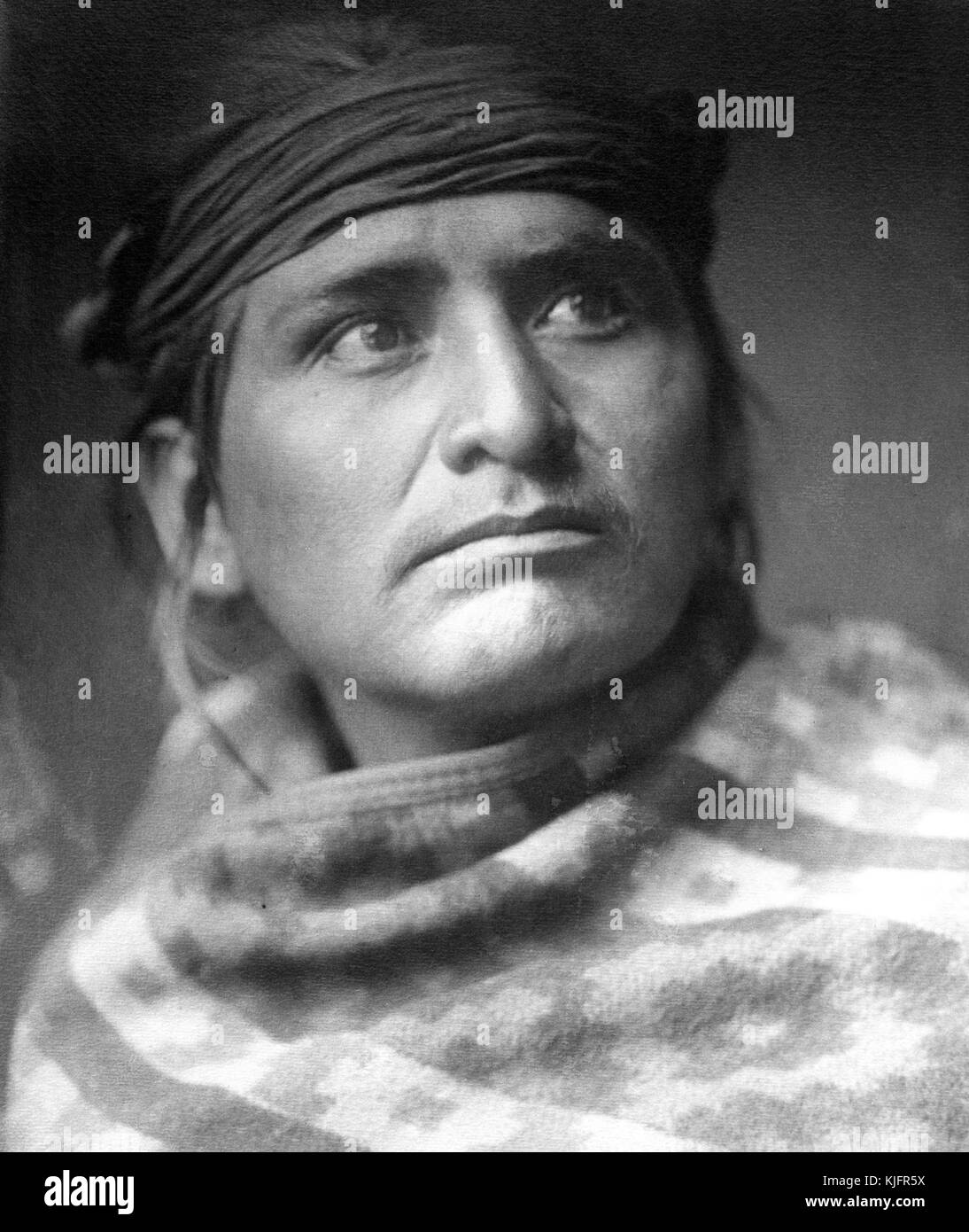 Portrait d'homme, vêtu d'une bande supérieure et couverts dans une couverture, intitulée 'chef du désert, un visage, montrant ce que l'on pourrait appeler un type composite du navajo man', par Edward s Curtis, 1904. à partir de la bibliothèque publique de new york. Banque D'Images
