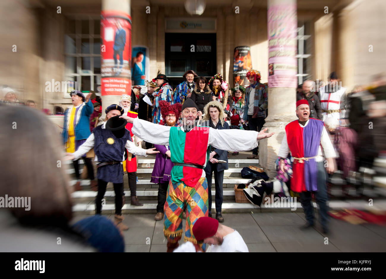 Pièce de momers au nouvel an sur la place de la ville des Cotswolds dans le cadre de la Stroud Wassail Banque D'Images