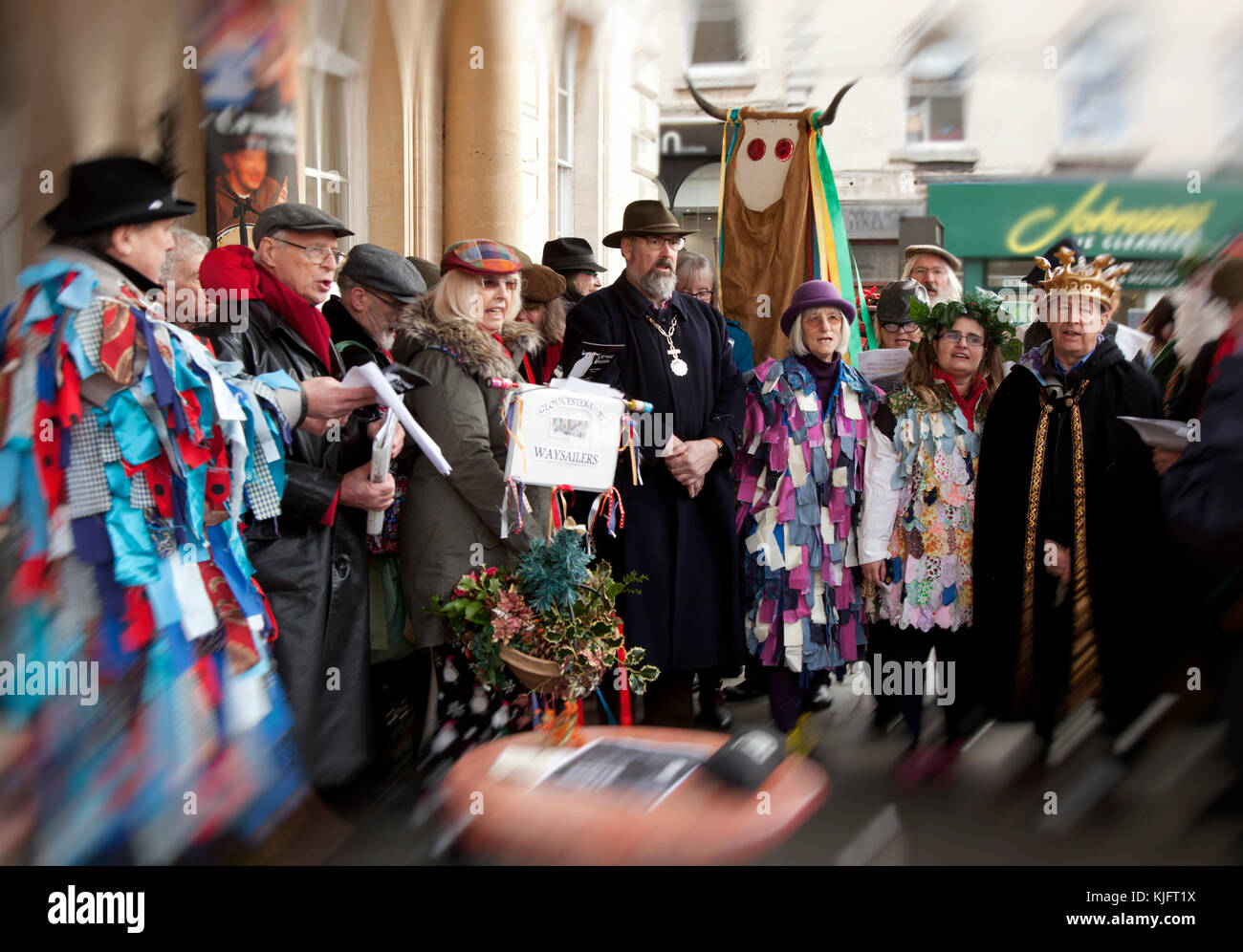 Les chanteurs apportent le nouvel an au Stroud Wassail à l'extérieur de la mairie de Cotswold Banque D'Images