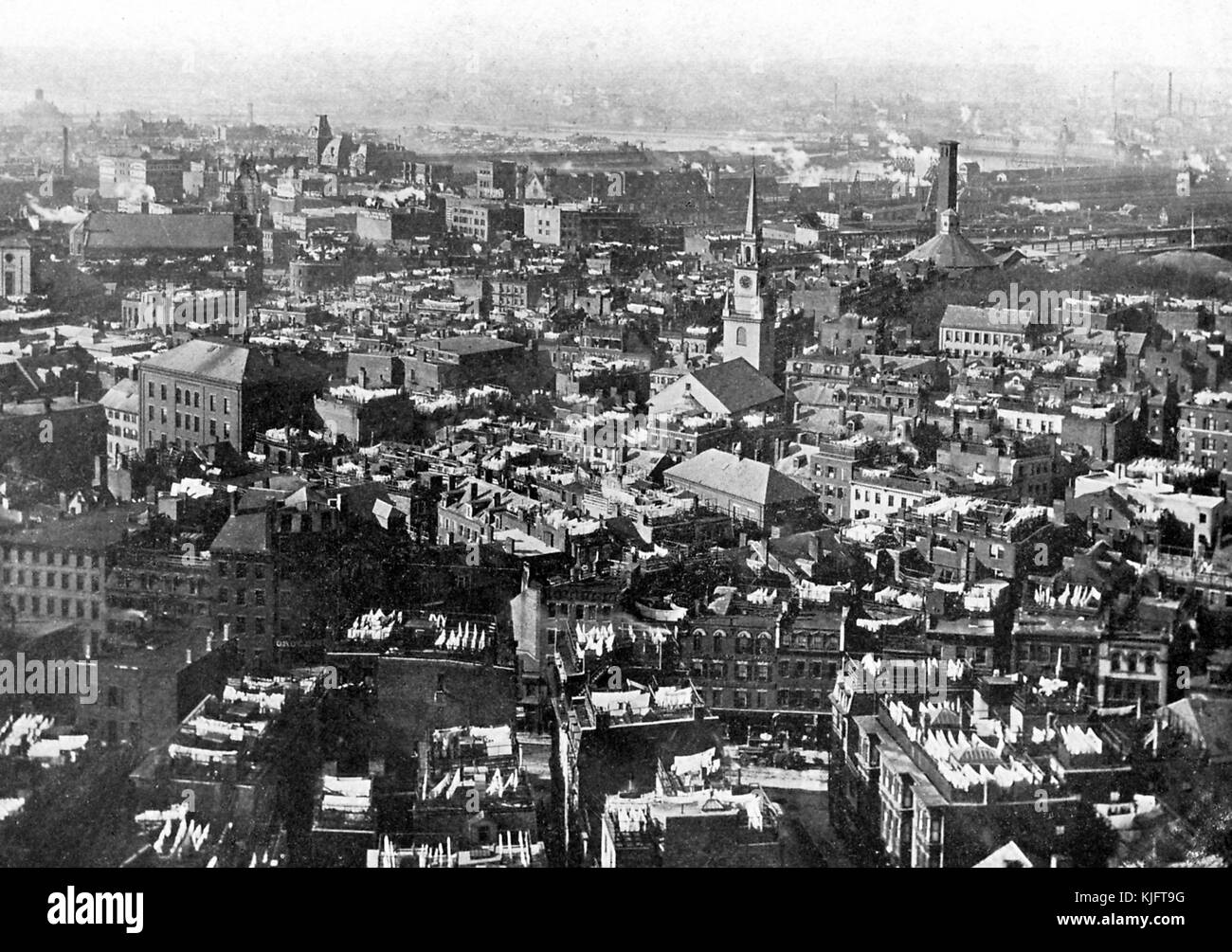 Une vue de l'extrémité nord de Boston prise de la cheminée d'une compagnie d'électricité locale, c'est le plus ancien quartier résidentiel de la ville ayant été habité depuis les années 1630, il est connu pour avoir un grand nombre de monuments historiques qui attirent les touristes dans le quartier fortement italien, Boston, Massachusetts, 1913. Banque D'Images