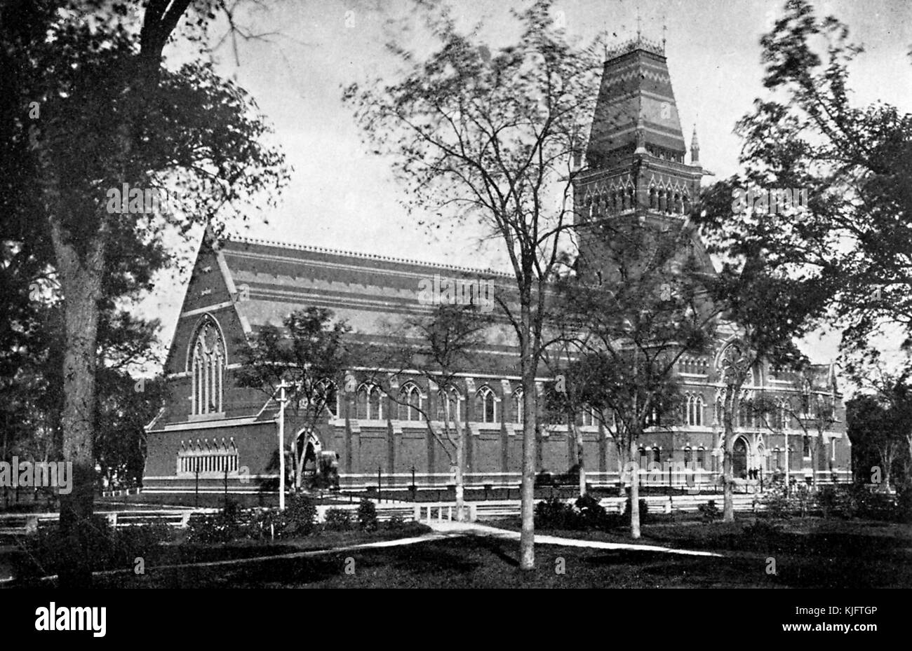 Vue extérieure du Memorial Hall de l'université Harvard, construction du bâtiment gothique victorien a été achevée en 1877, il a été construit en l'honneur des hommes de Harvard qui ont combattu pour l'Union pendant la guerre civile, il dispose d'une grande salle à manger, Un mémorial pour les soldats et un grand théâtre entre autres installations, une grande tour peut être vue s'élevant au-dessus du toit à sommet élevé, Cambridge, Massachusetts, Boston, Massachusetts, 1913. Banque D'Images Vue extérieure du Memorial Hall de l'université Harvard, construction du bâtiment gothique victorien a été achevée en 1877, il a été construit en l'honneur des hommes de Harvard qui ont combattu pour l'Union pendant la guerre civile, il dispose d'une grande salle à manger, Un mémorial pour les soldats et un grand théâtre entre autres installations, une grande tour peut être vue s'élevant au-dessus du toit à sommet élevé, Cambridge, Massachusetts, Boston, Massachusetts, 1913. Banque D'Images