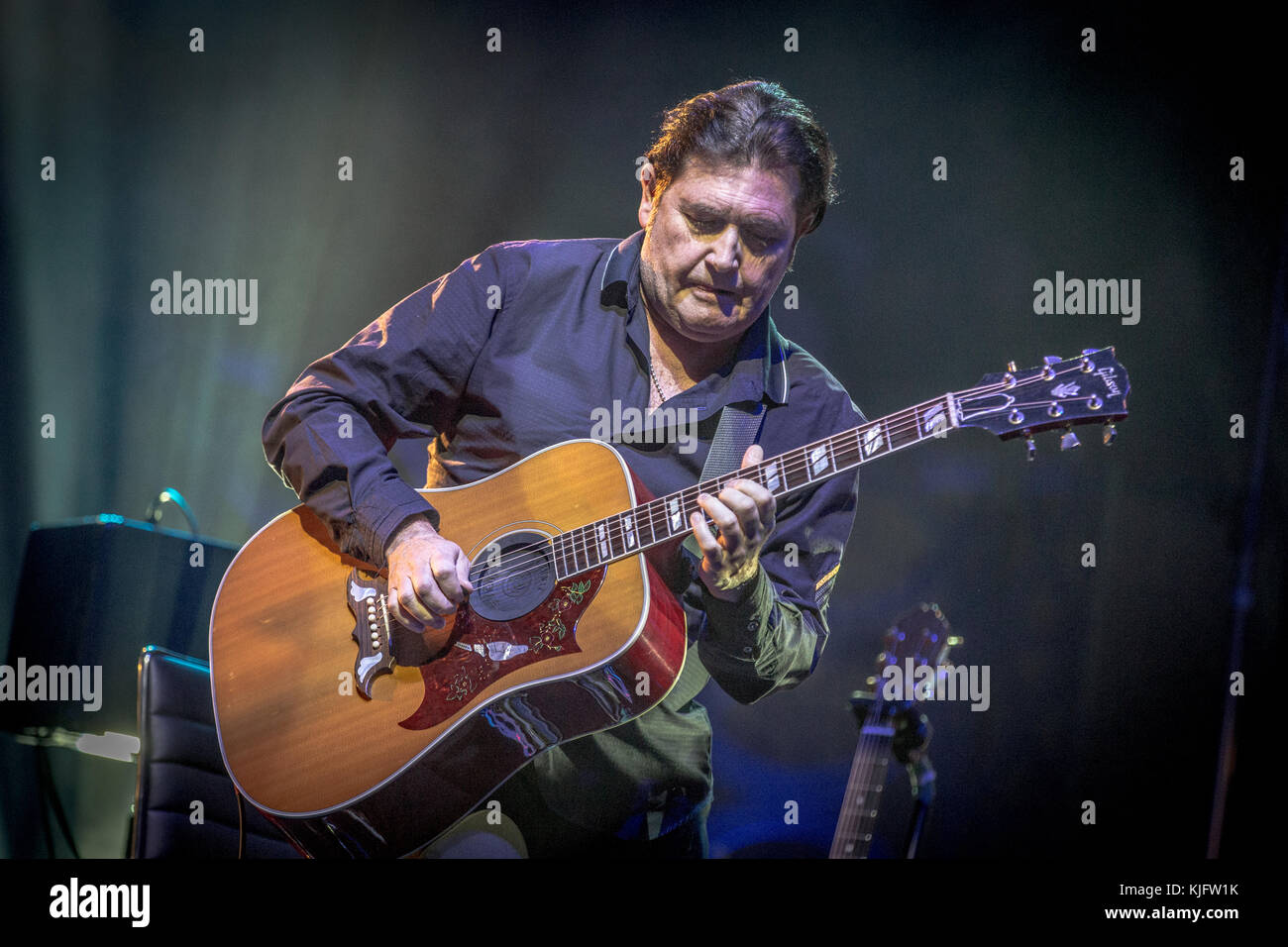 Danemark, Copenhague – 15 avril 2017. Le groupe de rock écossais Simple Minds exécute un concert en direct au Dr Koncerthuset à Copenhague. Ici le guitariste Charlie Burchill est vu en direct sur scène. (Crédit photo: Gonzales photo - Thomas Rasmussen). Banque D'Images