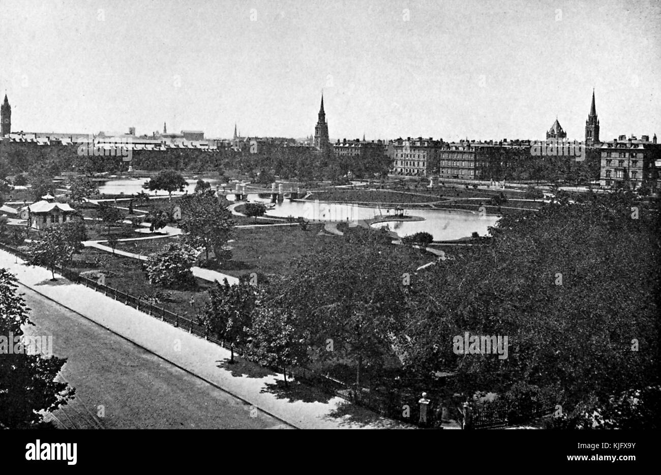 Une photographie d'une position élevée du jardin public, c'est un grand parc situé au coeur de la ville, il a été établi en 1837 par Horace Gray, son but était de faire de lui le premier jardin botanique public dans le pays, En 1987, il a été déclaré un site historique national, le lac, les arbres, et les allées sont tous visibles dans la photo, le fond est composé de bâtiments dans la ville, Boston, Massachusetts, 1905. Banque D'Images