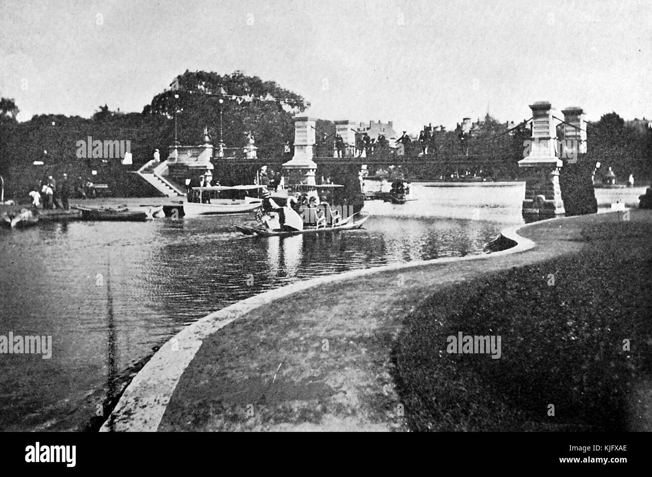 Une photographie du jardin public, les gens peuvent être vus voyager sur l'eau en bateaux tandis que d'autres les regardent d'un pont de marche, l'eau est bordée des deux côtés par des trottoirs et de l'herbe, le parc est situé au coeur de la ville, Il a été établi en 1837 par Horace Gray, son but était de faire de lui le premier jardin botanique public dans le pays, en 1987 il a été déclaré un site historique national, Boston, Massachusetts, 1905. Banque D'Images