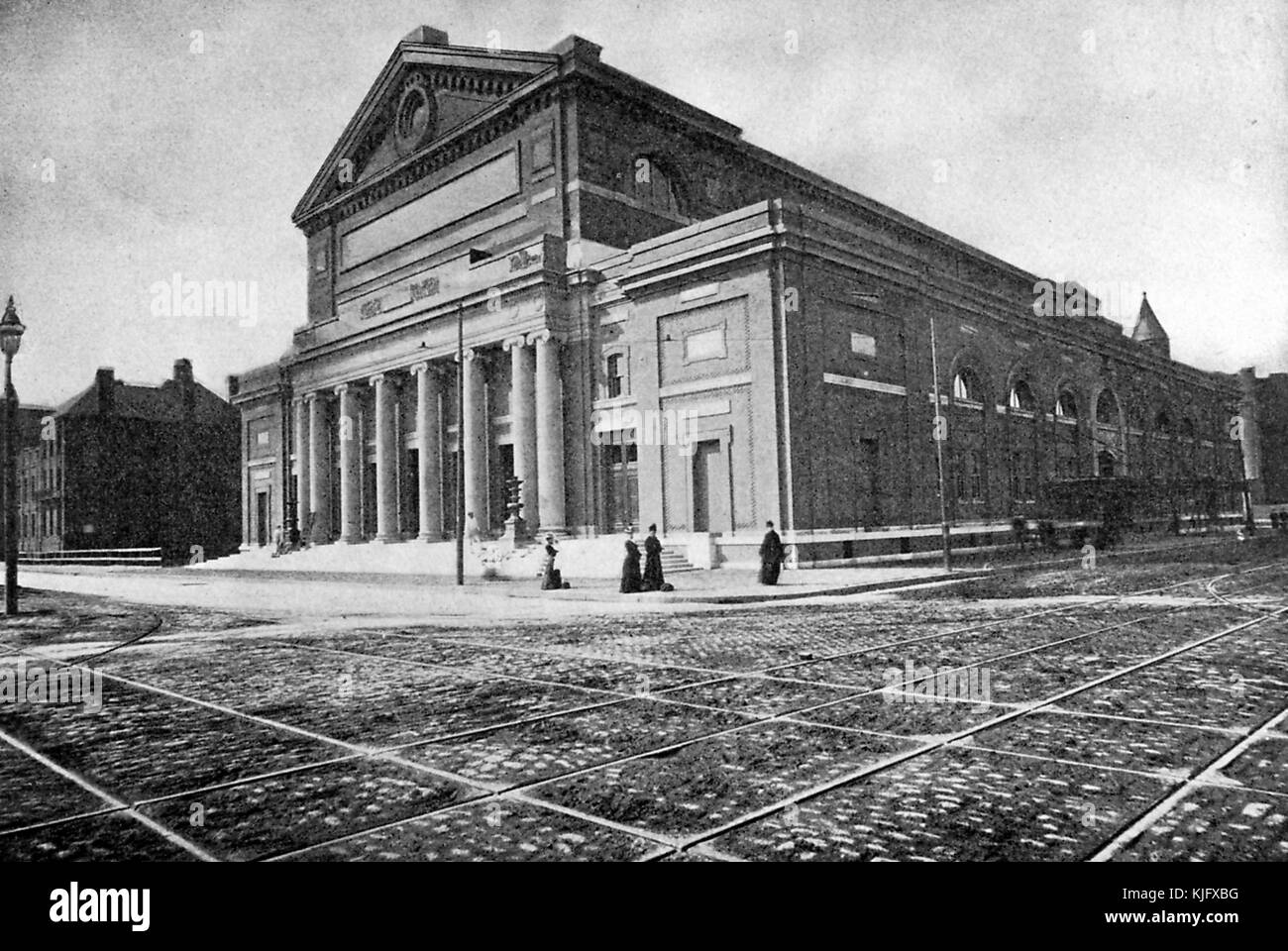 Photographie extérieure du Symphony Hall, construit en 1900 pour l'Orchestre symphonique de Boston, il a été désigné site historique national en 1999, il est considéré comme la meilleure salle de concert du pays et l'une des plus grandes du monde, Boston, Massachusetts, 1905. Banque D'Images