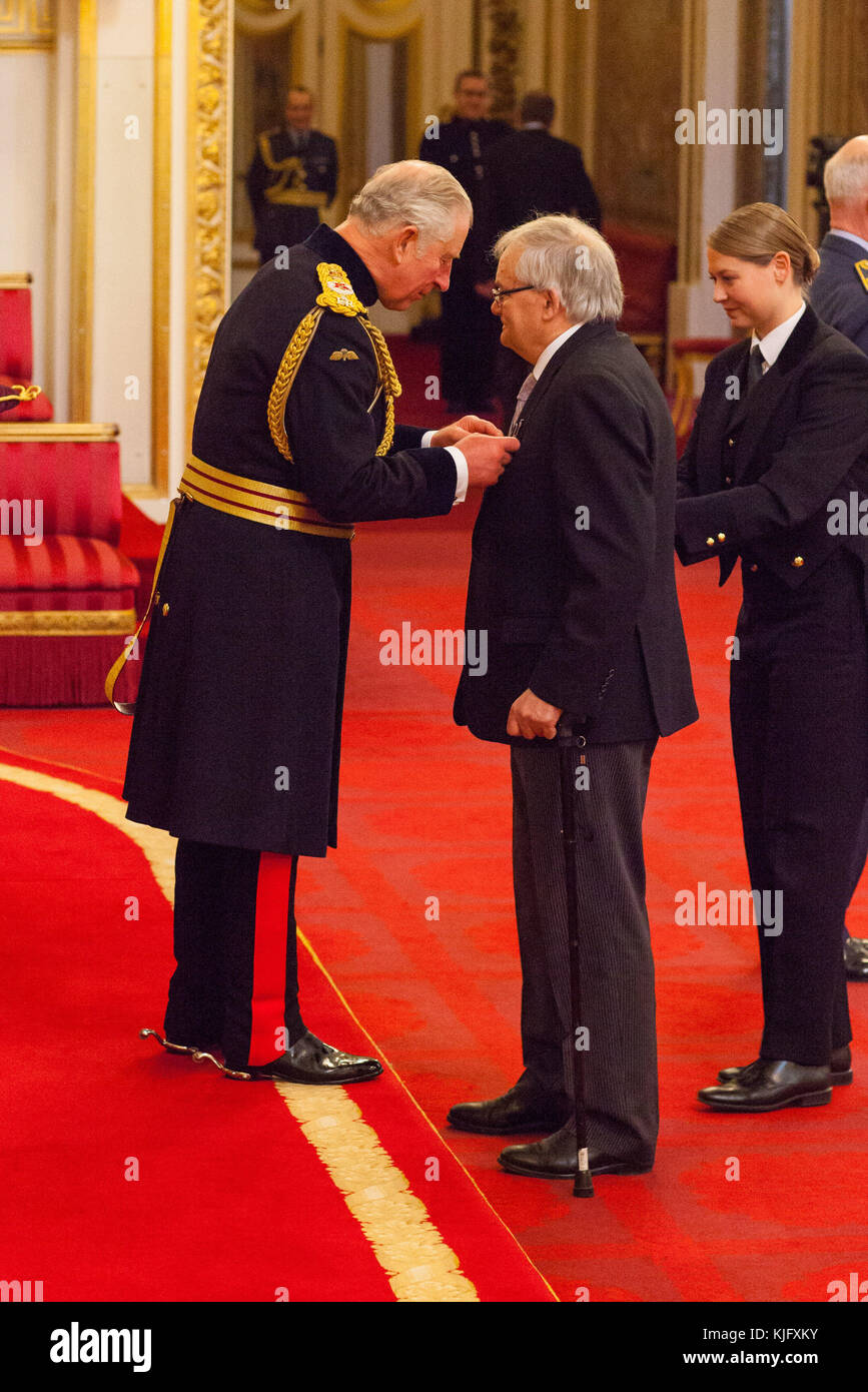 M. Roger Evans de Lydbury North est nommé OBE (officier de l'ordre de l'Empire britannique) par le prince de Galles au palais de Buckingham. Banque D'Images