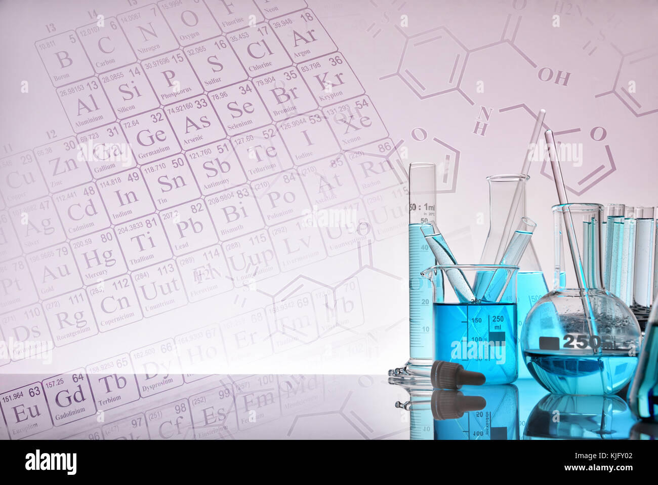 Les contenants de produits chimiques de laboratoire de verre bleu avec du liquide sur une table en verre isolé avec arrière-plan de représentation. Composition horizontale. Vue avant Banque D'Images