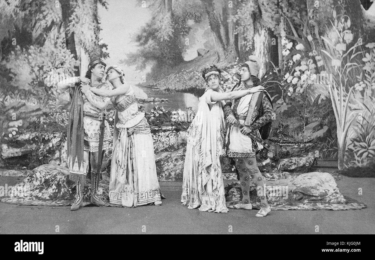 Une photo publicitaire de quatre acteurs sur scène pour une production de A Midsummer's Night Dream, de gauche à droite les acteurs sont Otis Skinner, Virginia Dreher, Ada Rehan et John Drew, les quatre acteurs apparaissent en costume, ils étaient tous des acteurs de scène populaires de l'époque, ils apparaissent sur le plateau principalement composé de fonds peints représentant une scène forestière, 1888. De la Bibliothèque publique de New York. Banque D'Images