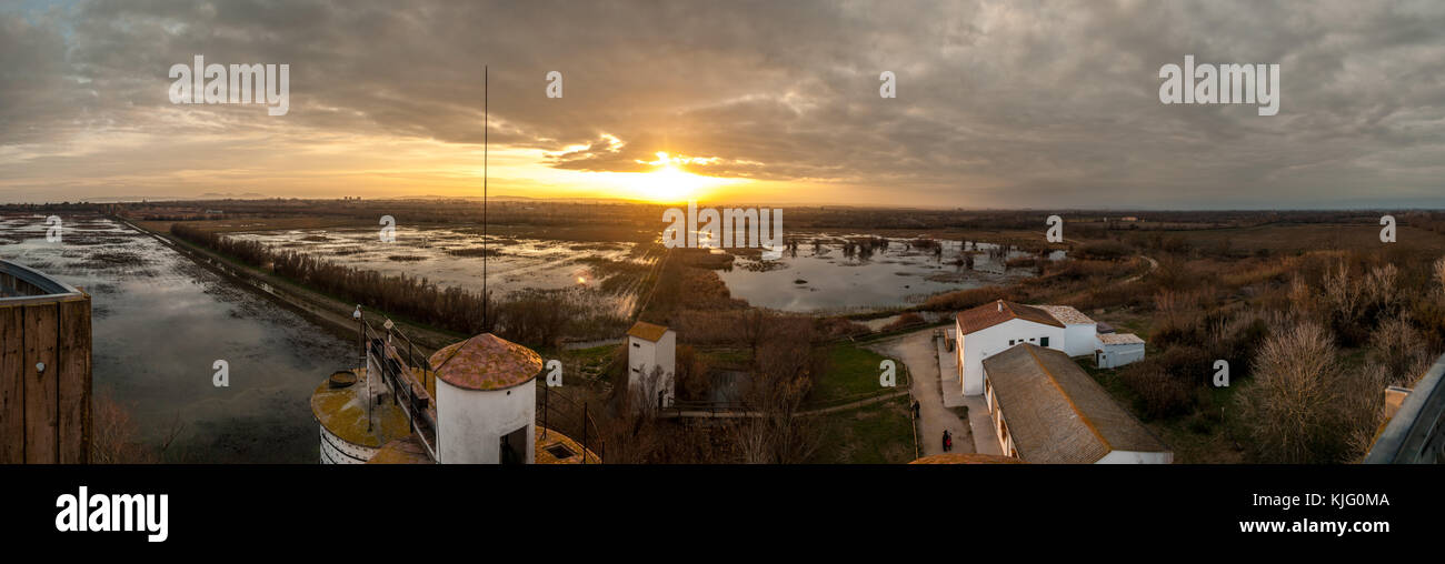 Panorama. Coucher du soleil à partir d'une point de vue, de l'Empordà Aiguamolls, Catalogne Banque D'Images