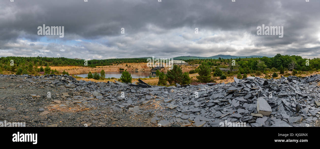 Mine d'ardoise abandonnés panorama avec trou d'eau Banque D'Images