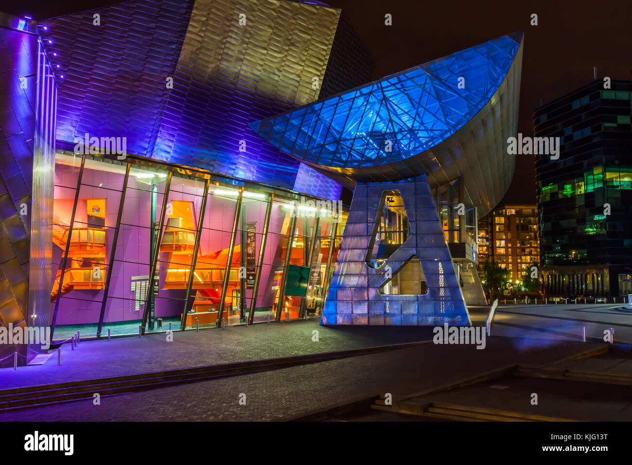 En fin de soirée à l'entrée principale de l'Lowry théâtres et galeries d'art à Salford Quays. Banque D'Images