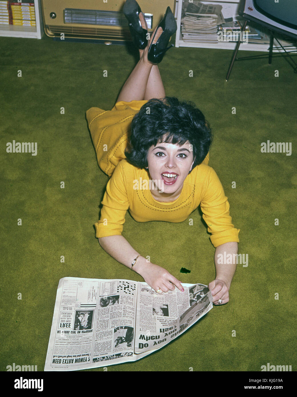 Susan MAUGHAN chanteuse pop anglaise à son Crouch End, au nord de Londres, en 1962. Photo: Tony Gale Banque D'Images Susan MAUGHAN chanteuse pop anglaise à son Crouch End, au nord de Londres, en 1962. Photo: Tony Gale Banque D'Images