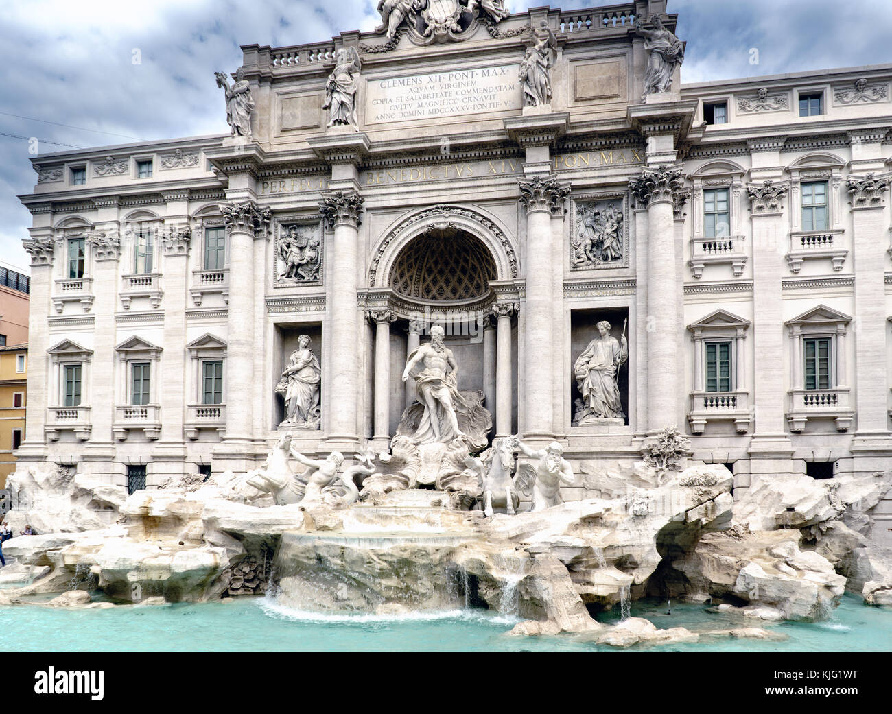 Vue panoramique sur la fontaine dite "Fontana di Trevi", un des endroits les plus visités de Rome et avec la place de trevi toujours plein de touristes. Banque D'Images