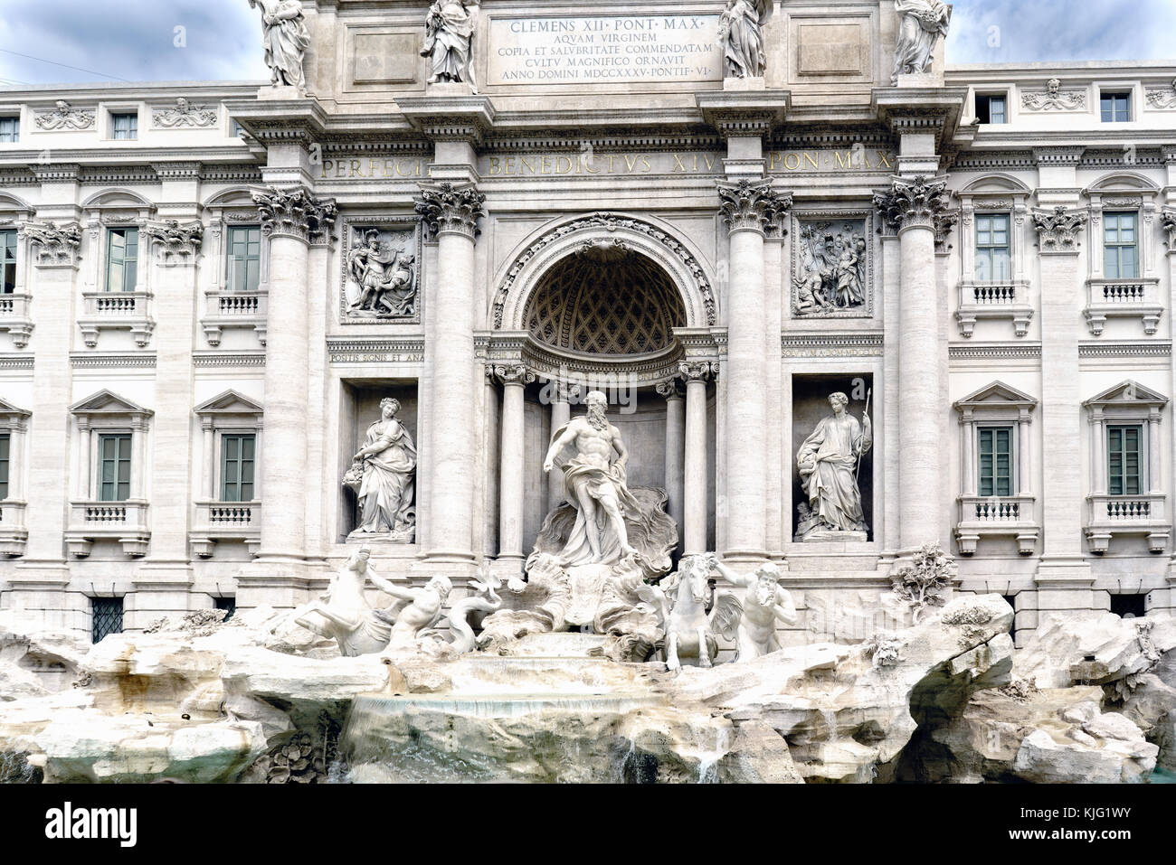 Vue panoramique sur la fontaine dite "Fontana di Trevi", un des endroits les plus visités de Rome et avec la place de trevi toujours plein de touristes. Banque D'Images