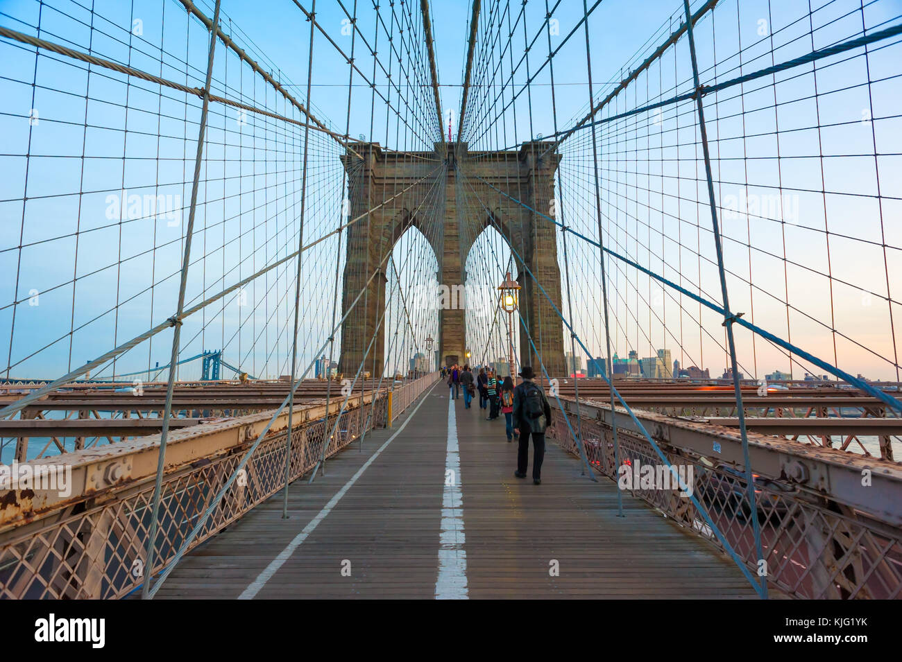 Les gens qui marchent sur le Brooklyn Bridge at Dusk Banque D'Images