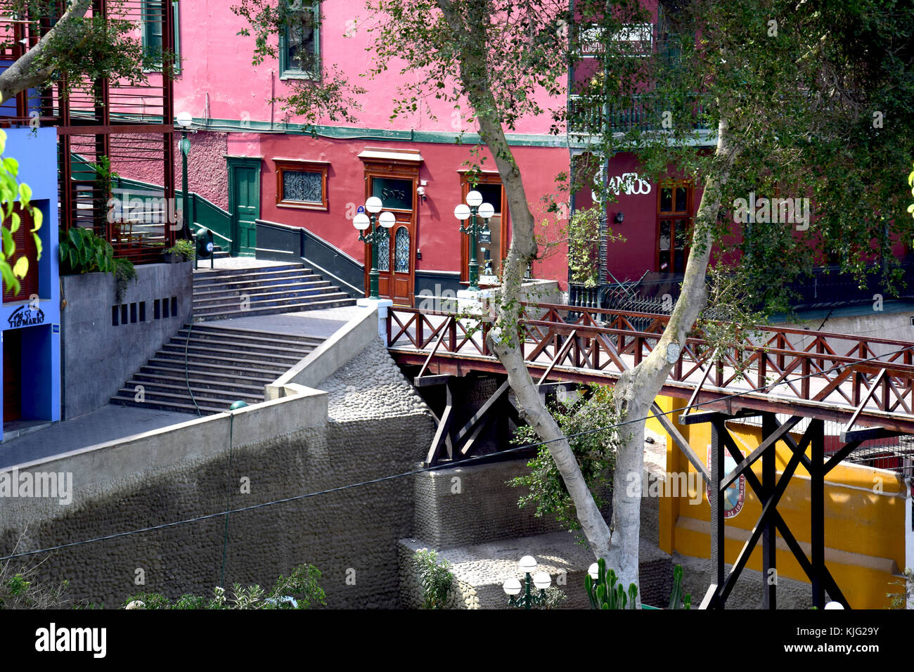 Architecture coloniale colorée à Barranco un quartier dans le sud de Lima, Pérou Banque D'Images