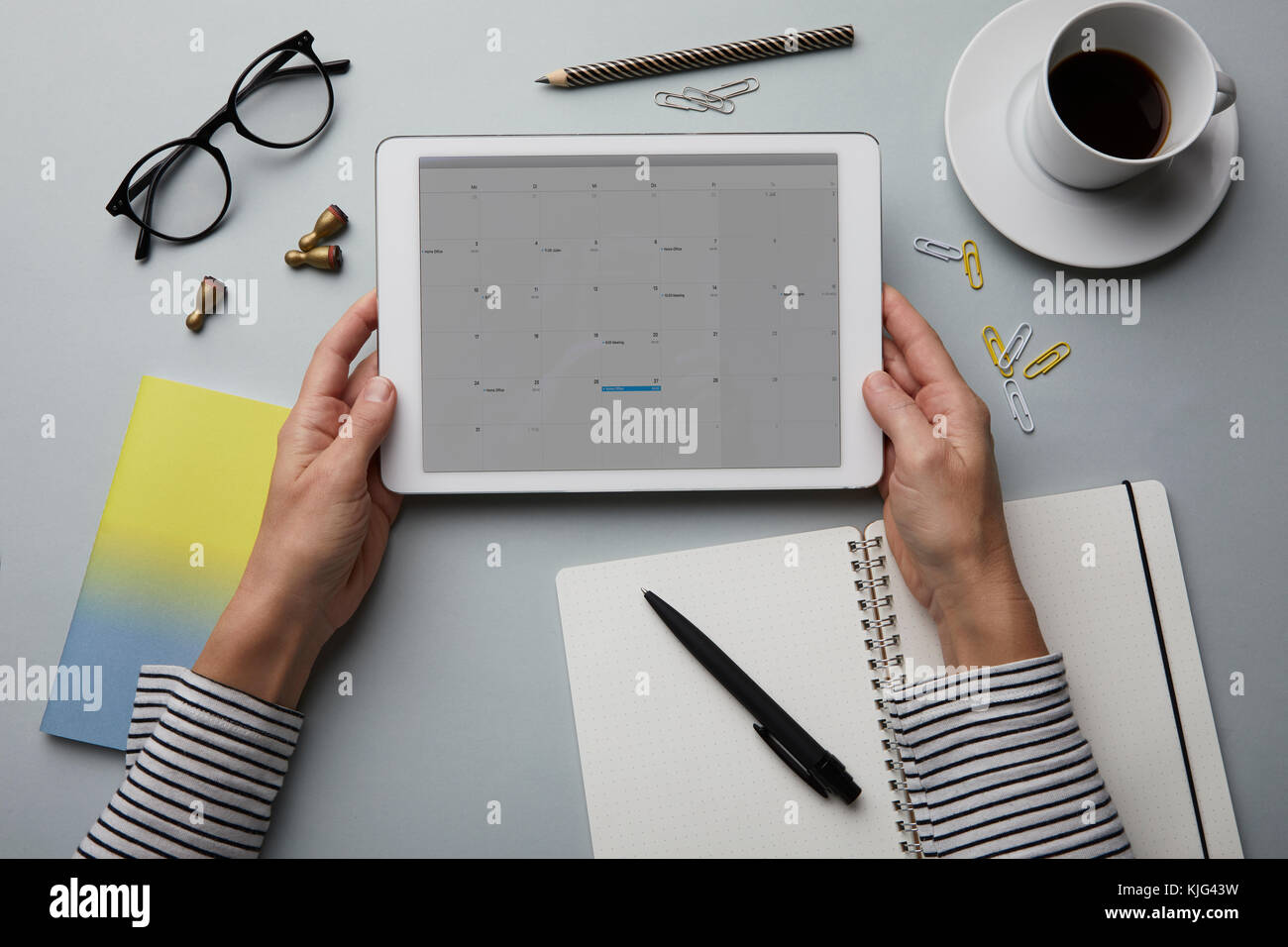 Top View of woman holding tablet avec calendrier sur 24 Banque D'Images