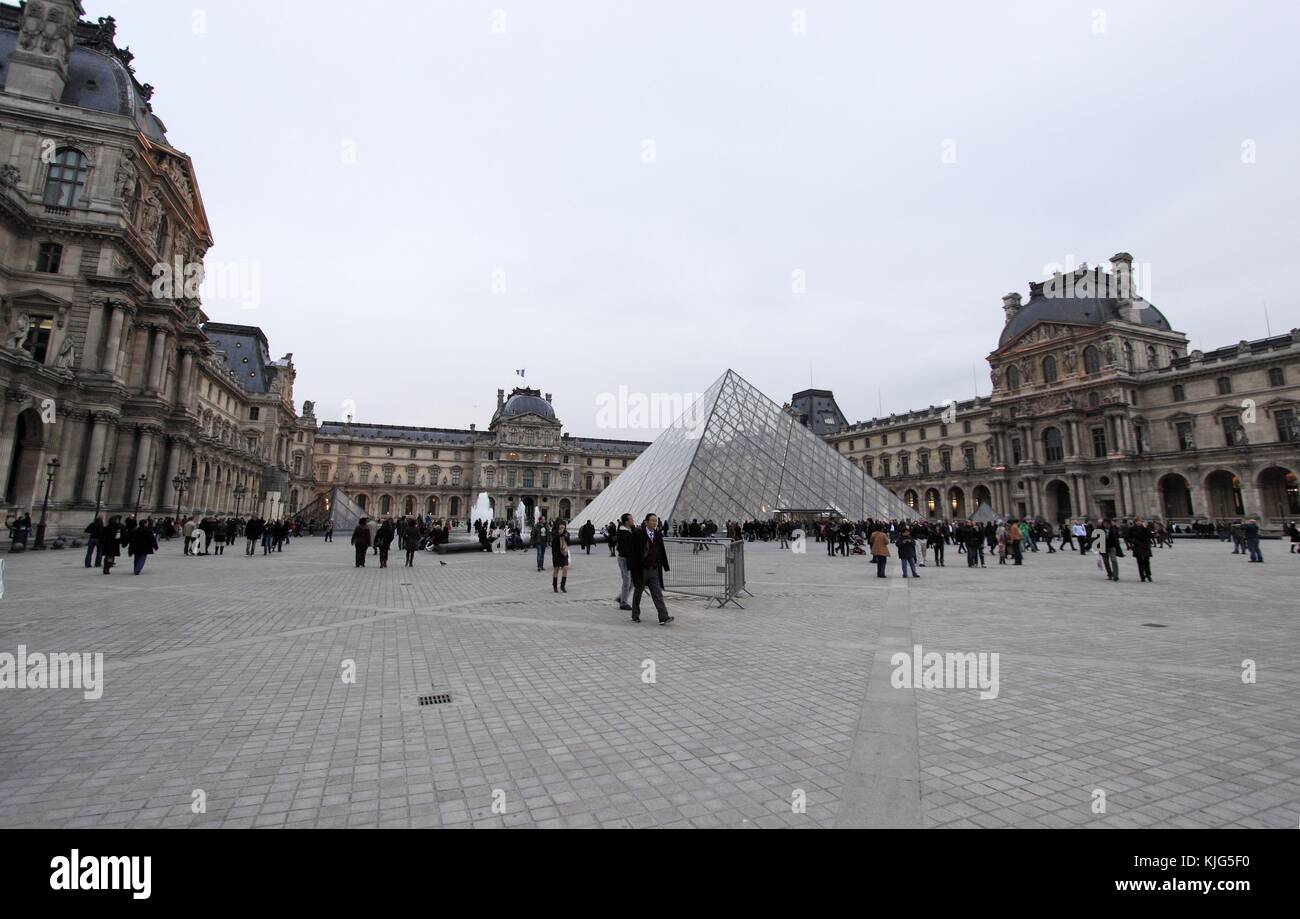 Louvre, Paris - 21 novembre 2008 - le Palais du Louvre, orienté vers l'ouest, traverse la Cour Napoléon et la Pyramide du Louvre Banque D'Images