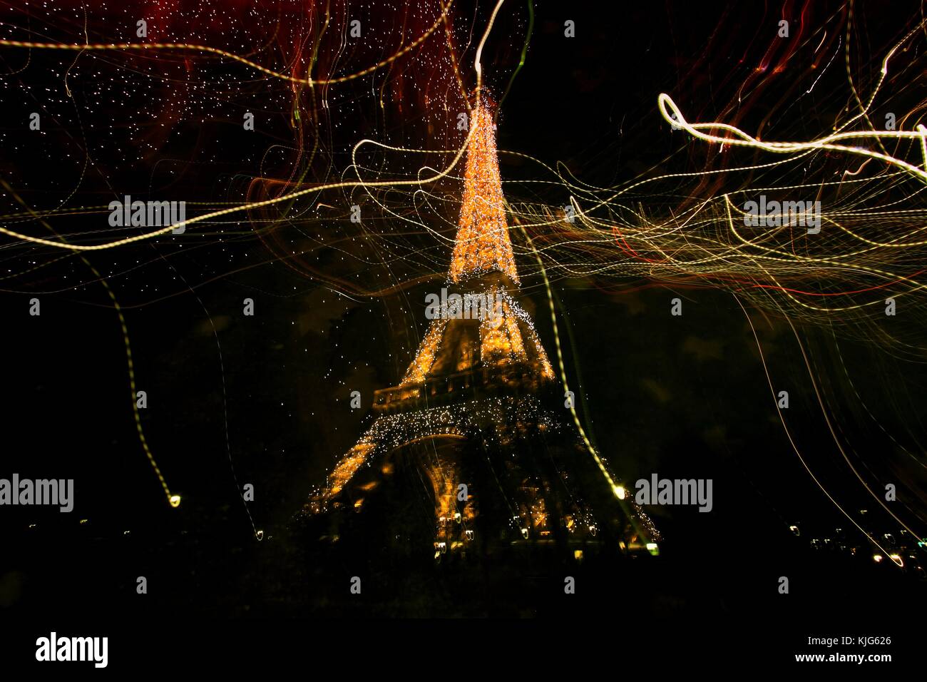 Photo longue exposition de la Tour Eiffel - 21 novembre 2008 - la Tour Eiffel est le monument payant le plus visité au monde Banque D'Images